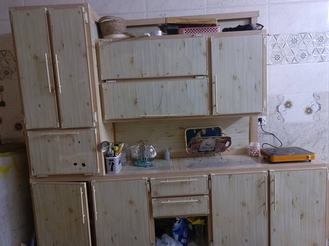 للبيع كاونتر مطبخ خشب مستعمل، يجي بسطح مرمر (رخام) متين ورزين، الكاونتر كامل متكون من 3 قطع:
للبيع كاونتر مطبخ مستعمل، يجي بسطح مرمر (رخام) متين ورزين، الكاونتر كامل متكون من 3 قطع:
قطعة السنك: كاونتر سفلي مرمر مع حوض سنك.
الكاونتر السفلي الرئيسي: كاونتر عريض بمرمر يحتوي على مجارات وخزانات للتخزين.
الكاونتر العلوي: خزانات ورفوف معلقة.
الحالة: مستعمل، وبيه بعض الشطوب والكسور البسيطة بالحواف والواجهة (واضحة بالصور)، والسعر مراعي للحالة تماماً.
السعر: 200,000 دينار عراقي (وبي مجال ).
للتواصل والاتصال:
رقم الهاتف / واتساب: ***********
المكان: - السلاميات
