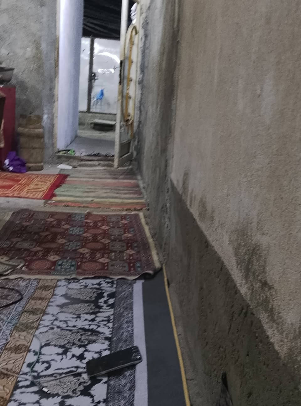 السلام عليكم بيت لبيع بلديه سعره ٣٥بي مجال معاملته كامله واصل التقيم مكانه حي العسكري شارع السبيس ***********  متكون بيت استقبال وصاله وغرفه ومطبخ وتخاريج
