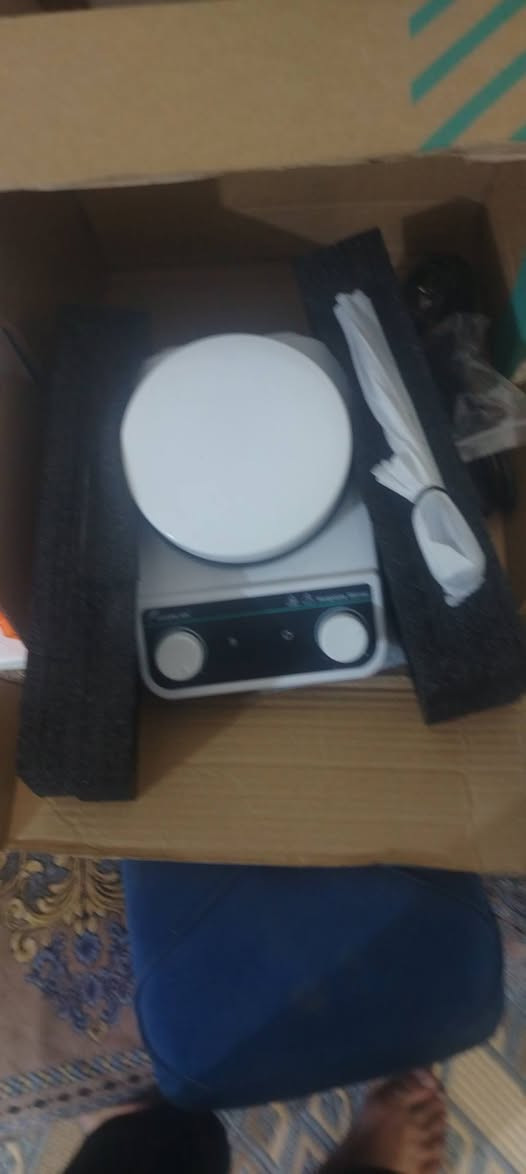 [للبيع] خلاط مغناطيسي مع تسخين مختبري (JOANLAB Hotplate Stirrer) – احترافي وعالي الدقة
​جهاز تسخين وخلط مغناطيسي احترافي من ماركة JOANLAB الشهيرة، مخصص للمختبرات الطبية، الكيميائية، والأبحاث العلمية، يضمن توزيع حرارة متساوي وخلط دقيق للسوائل.
​أهم الميزات والمواصفات:
✅ الوظيفة: جهاز ثنائي الاستخدام يوفر التسخين والخلط المغناطيسي في وقت واحد أو بشكل منفصل.
✅ التحكم: لوحة تحكم سهلة الاستخدام تحتوي على مقبضين مستقليين (Heater للتسخين / Stirrer للخلط) للتحكم الدقيق في السرعة والحرارة.
✅ الملحقات: يأتي مع حساس حرارة خارجي (Detailed Probe) لقياس حرارة السائل بدقة، بالإضافة إلى قضيب الخلط المغناطيسي (Magnetic Stir Bar) وكابل الطاقة.
✅ التصميم والأداء: لوح تسخين سيراميك/معدني مقاوم للمواد الكيميائية مع هيكل متين يتحمل العمل المستمر هادئ وبدون اهتزاز.
✅ الحالة: جديد تماماً داخل الكارتون بكامل الملحقات.
​📍 الموقع: بغداد.
​💰 السعر: 60.000 دينار عراقي
​📲 للتواصل عبر الواتساب: ***********
