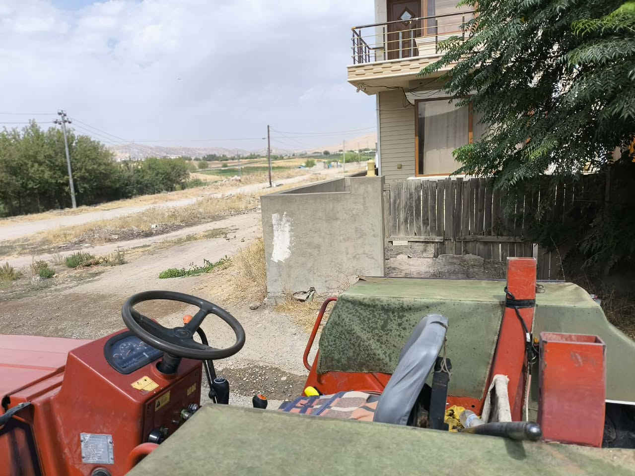 تۆماسی 2013  

⚙️ موسەفاتە سەرەکییەکانی TÜMOSAN 8095

تایبەتمەندی موسەفات

هێزی ماتۆر 95 HP
ماتۆر 4 سیلندەر، Diesel، Turbo Intercooler
قەبارەی ماتۆر 3.9 لیتر
گشتاوری زۆرترین 370 Nm لە 1500 RPM
گێڕ 12 پێشەوە + 12 دواوە
دۆرێر/4WD 4×4، کۆنترۆڵی ئەلیکترۆ-هیدرۆلیک
قفل دیفرانسیەلی پێشەوە هەیە، ئەلیکترۆ-هیدرۆلیک
PTO 540 / 540E
هێزی هیدرۆلیک بەرزکردنەوە 4000 کگ
دەرچووی هیدرۆلیک 6
تانکی گازۆیل 115 لیتر
کێشی تراکتۆر نزیکەی 3500 کگ
کۆمپرێسەر هەیە
کۆندیشن ستاندارد
قەبارەی تایەرەکان بەپێی جۆری تایەر دەگۆڕێت؛ لەوانەی 460/85R30 بۆ دواوە

بۆ کاری کشتوکاڵی، 95 هەسپی و 4×4 ـە و هیدرۆلیکی 4000 کیلۆی هەیە؛ بۆ کارەکانی وەک شخم، دیسک، ڕۆتاری، ڕێکخستنی خاک و هەڵگرتنی ئامێری کشتوکاڵی گونجاوە.  بۆ زانیاری زیاتر پەیوەند بکەن بە
ژ.م ( *********** )

