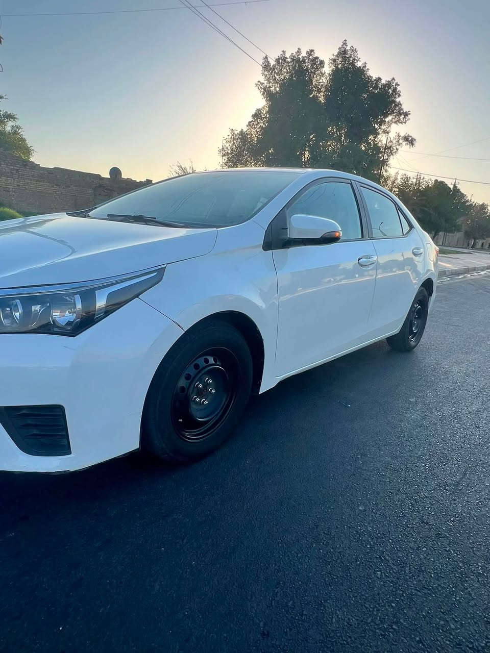 كورلا خليجي موديل 2016 مكينة 1600 
بيه طخات بالجاملغات ومعمرات 
 وبيهه جوه قبق البانزين طخه وصبغته تحويل ثاني يوم 
***********
