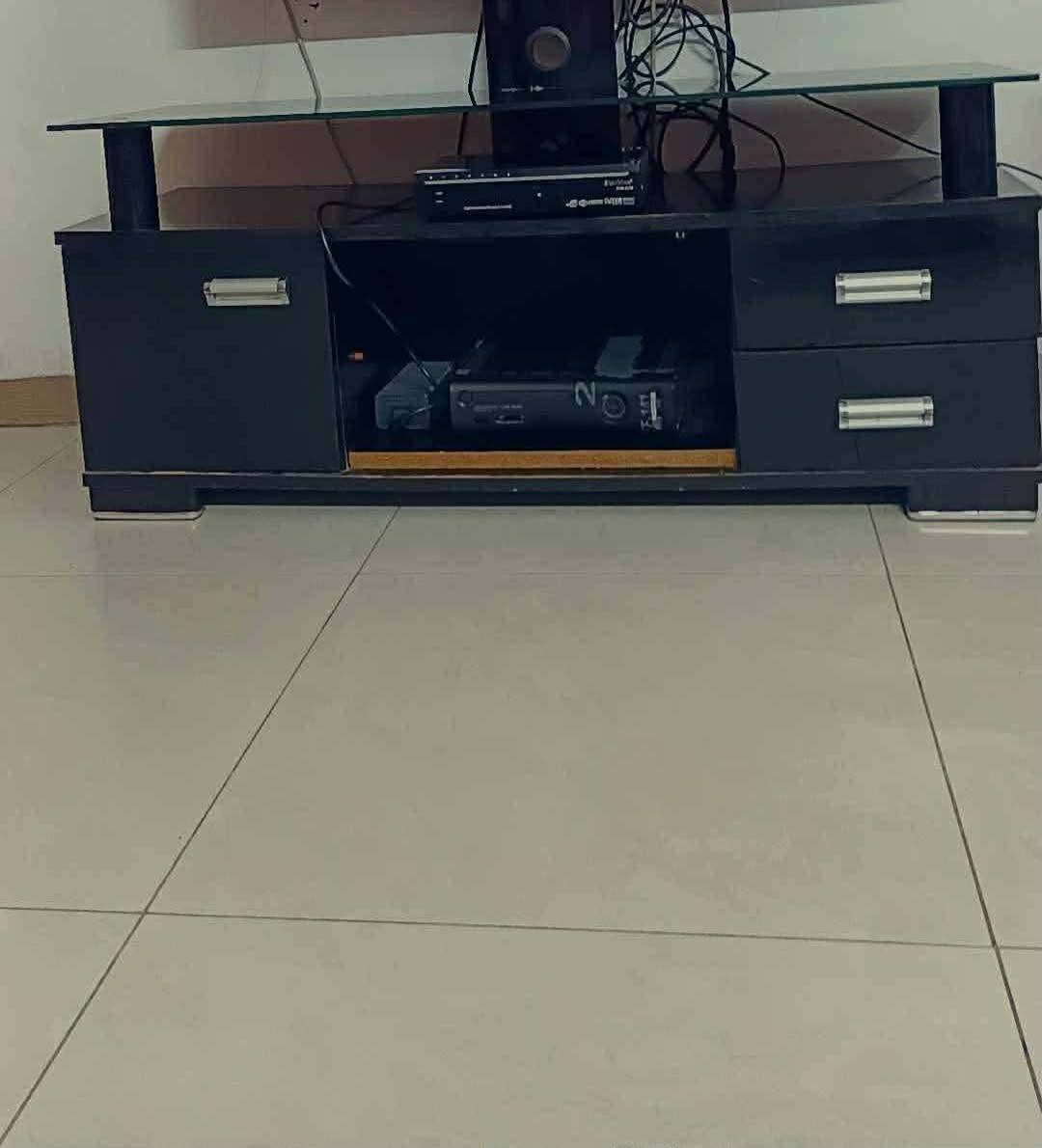 ميز تلفزيون عدد ٢ مستعمل شهر سعر الواحد ب ٢٠ الف فقط
محافير عدد ٣ على ١٠ الوحده نضافي حيل 
***********
