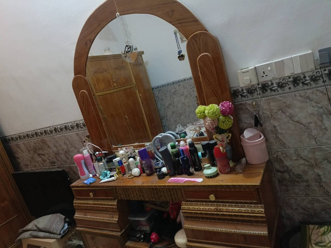غرفة نوم اربعة ابواب مع ملحق بحاله ممتازه.. ***********... السعر 450
