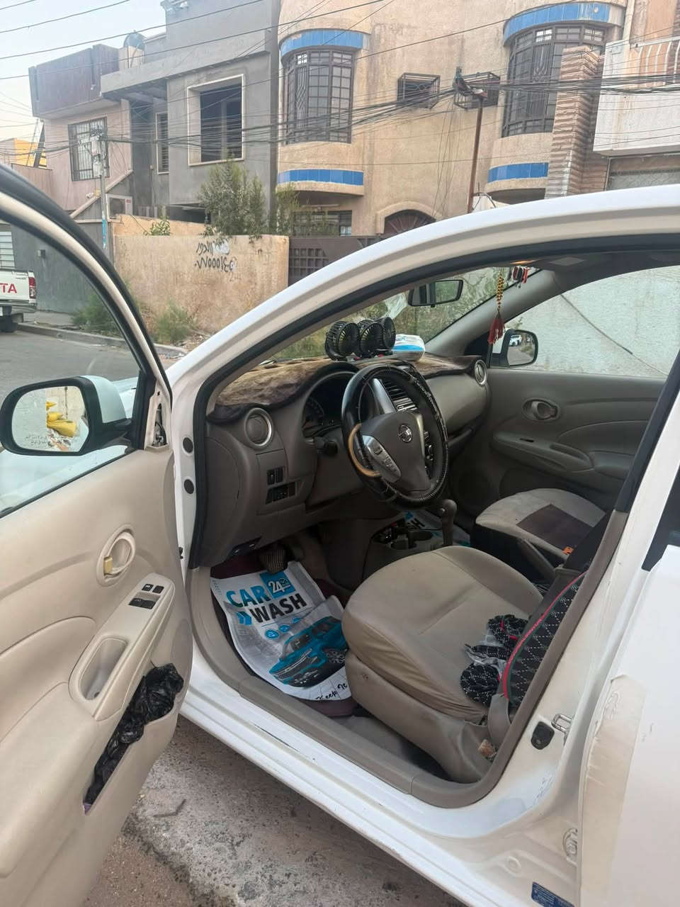 السلام عليكم للبيع نيسان سني هندي بليته زركه
موديل19 رقم أربيل باسمي 
ماشيه150
بيها 4 قطع بارد
صدر قبل 3 اشهر بدلته
تبريد غاز جديد 
تخم بلكات وادامه لمنظومه البانزين 
العنوان بغداد.
السعر:100 وبيها مجال بسيط حك الجيه

***********
