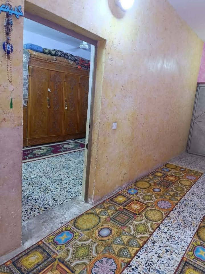 ‏سلام عليكم  بيت ملك ‏صرف 200 متر ￼ الشمري مقابيل أسواق العائلة ثالث بيت عن شارع ا الشمري متكون من استقبال وثلاثة غرف نوم صالة ومطبخ رقم الموبايل *********** ￼

