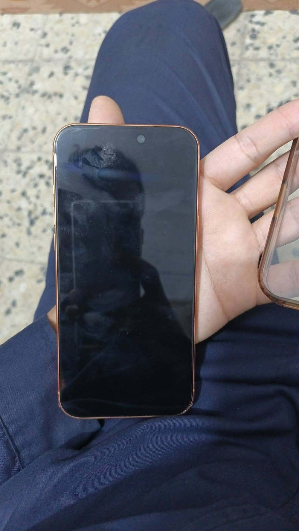 شرق اوسط شريحه فعليه وياه شاحنه الأصلية الرأسيه شتريته قبل فتره ب55 ومغلف كامل حمايه وكارتون ويا 
الجهاز سعره 1800 والرأسية ويا لحد يكسر بسعر ويكول هيج بسوك وهلكد الجهاز ماخذه من نزل ب٢١٠٠ 
***********