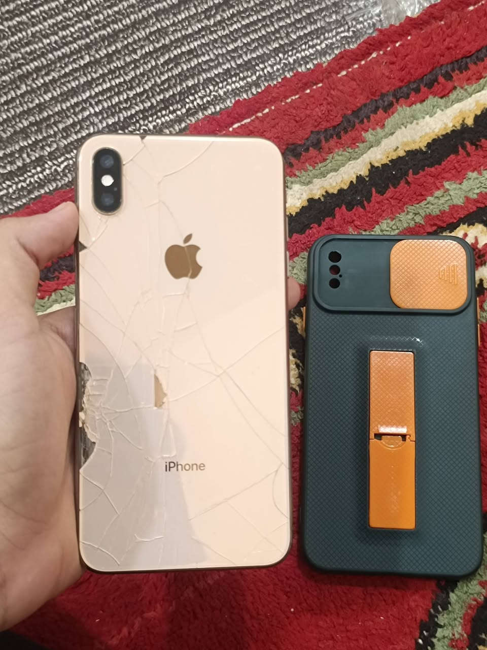 ايفون اكس ماكس مبدل شاشه اصليه 3 اختيارات وبطاريه 100 هم مبدله وجهاز كدامكم سعره 175 وبيه مجال رقم التواصل ***********
