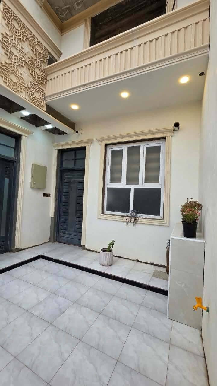 دار للبيع المساحه ١٥٠ متر طابو زراعي بشارع علي قماره ثاني قطعه عن الشارع 
البناء حديث ٢٠٢٥ 
البيت يتكون من طابقين 
الطابق الاول يتكون من غرفتين وحده الطول ٦والعرض ٤ والثانيه الطول ٤والعرض ٤
صاله جبيره الطول ٧ والعرض ٤ونص
مطبخ حار ومطبخ بارد
استقبال الطول ٦والعرض ٤
مجمع صحيات داخليه وخارجه
الطابق الثاني 
غرفه وحده الطول ٤والعرض ٤
للاتصال على الرقم ***********
