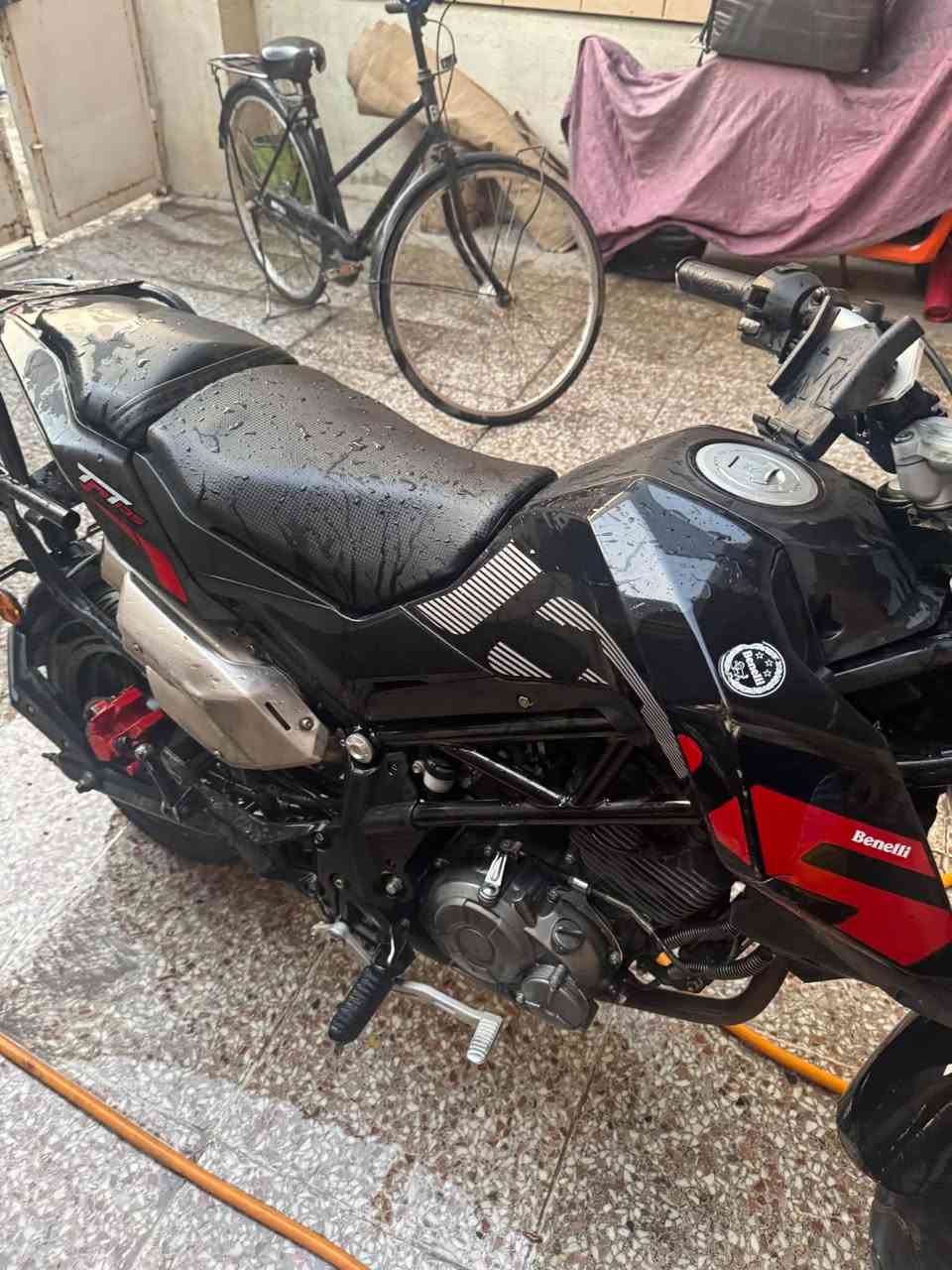 بنلي 135cc للبيع
الدراجه نضيفه من جوه المحرك ما فاتح بي برغي صارلهة سنه عندي الدراجه او معتني بيهة بس الكشر الخارجي شويه تعبان لأن استخدم الدراجه اروح بيهة للجامعه او ارجع +شغل دلفري ف مكلوب بيهة شكم مره اما الباقي ف الدراجه ما تشكي من شي ولا فد يوم موكفتني بشارع رزنه الدراجه بالمشي 
+اني عندي نوزل او فيتب احتياط لأن ذني استهلاكيات مره وحده وكف عندي لأن ماجنت اعرف انو بين فتره او فتره لازم ادير محسن ف بدلته او شتريت واحد احتياط للشاري انطي الك ويا الدراجه هوه والنوزل أو عندي صندوق مال دلفري اذا يفيدك هم انطي الك او تدلل
موقعي بغداد الجديده 
الدراجه رايدهة 2.600.000
اتواصل وياي على هذا الرقم ***********
