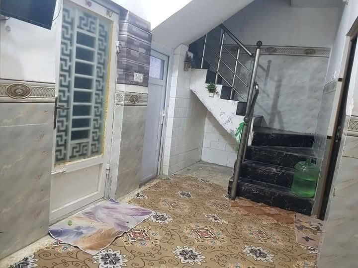 السلام عليكم بيت للبيع في كربلاء المقدسه عله طريق معملجي خلف مدارس العتبه العباسيه مدرس العميد مساحه البيت 100متر طابقين طابق ال اول صاله ستقبال غرفه مطبخ منور صحيات دخليه خارجيه طابق ثاني صاله ثلاث غرف نوم معا صطح وجهت البيت 10اب 10متوفر كلشي يمك مسواك مدارس بي نت ضوي بي كهرباء ماي مجاري كلشي متوفر بي خط سيارت لل امام عليه سعر تصال وتدلل 
رقم مبايل ***********
