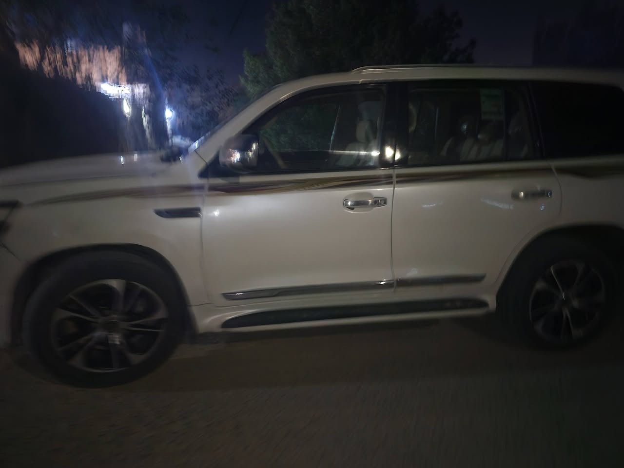 سلام عليكم لاندكروز موديل ١٣ محدثه ٢٠ مراوس  حسب القناعه السعر ٢٥٠ مصبوغه حزام والقماره والتكم كلير توحيد الون رقم بغداد    الرقم ***********  واتساب
