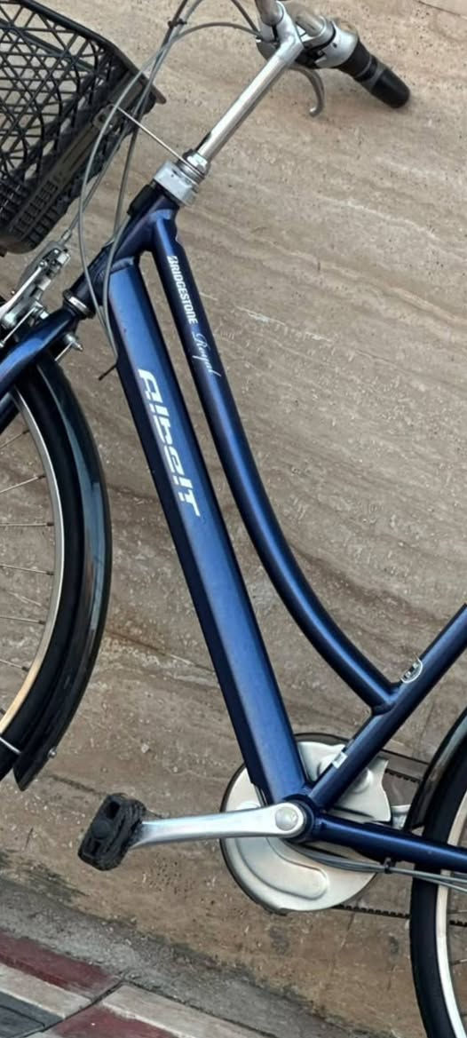 السلام عليكم ورحمة الله وبركاته 🌹
🚲 دراجة هوائية للبيع 🇯🇵 ماركة بريدجستون (Bridgestone) اليابانية الأصلية – من إنتاج شركة بريدجستون العالمية. 
🔹 الحجم: 27 🔹 الهيكل: معدن ألمنيوم ثقيل 🔹 رنكات: ستانلس ستيل 🔹 التايرات: Bridgestone أصلية 🔹 گير داخلي 5 نمر وحساس 🔹 نظام نقل الحركة: قايش (Belt Drive) 🔹 قفل ماركة ثقيل 🔐 🔹 قفل مقود مزدوج 🔹 سلة أصلية 🧺
✨ نظافة الدراجة 95% ✅ على وضع الشركة ✅ شرط الفحص وما بيها أي ملاحظة.
📍العنوان: كربلاء – طويريج 🚚 تتوفر خدمة توصيل إلى جميع محافظات العراق. 📩 للاستفسار: خاص أو على الرقم ***********.
