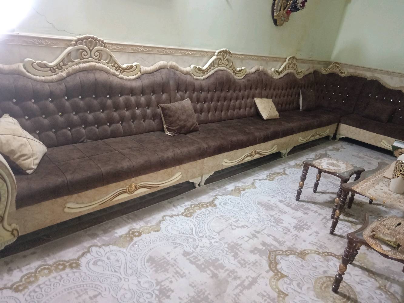 مقعد 30 نفر (ديوان كامل)
مرتب لون مرتب نضيف نضيف جداً غير ملموس و مقفول عليهن يعني بصورة عامة محد داخلة نضيف كلش
تجي و شرط على الفحص

السعر:2500000 بيه مجال قليل

الرقم ***********
تگدر تذكرلي اسم/موديل الديوان بالضبط؟ وإذا هو تركي/محلي/تفصيل، شنو نوع القماش والخشب؟: 
تفصال و القماش تركي صناعة معرض الؤلؤة للأثاث
وين مكانه بالتحديد حتى أضيفه بالإعلان؟ مثلاً أي محافظة/منطقة؟: 
النجف الأشرف (شارع الميلاد فاو) 
أكو ويا الديوان كل الملحقات لو بس القعدة الرئيسية؟ مثل المخدات، الركنيات، أو أي قطعة إضافية: 
هوة + المخدات المخصصة الة
إذا واحد يريد يشتريه، أكو توصيل لو الاستلام يكون من المكان فقط؟ وبيك قابلية على التفاوض لو لا؟: 
لا يوجد توصيل الأستلام من نعم يوجد التفاوض

(مستعجل على بيعتة)
