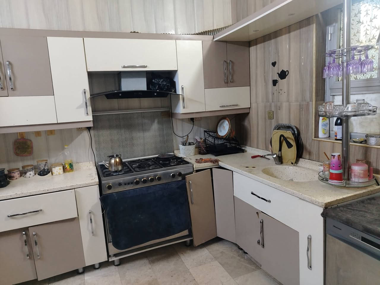 السلام عليكم
مطبخ مستخدم يرادله بعض التصليحات البسيطه الداخل MDF نضيف
الابواب   HDF. اكرلك مكانه واسط الكوت الكفائات
السعر ٤٥٠ الفوبي مجال بسيط
ابو البيت علي فقط الفتح
للتواصل واتساب فقط ***********
