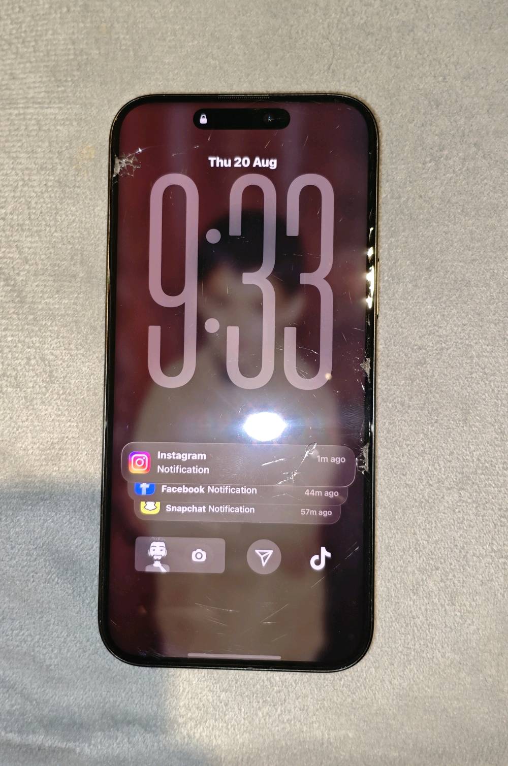 للبيع جهاز iPhone 16 Pro Max سعة 256GB ورام 8GB، باللون الرمادي التيتانيوم

-الملحقات: الكارتونة الأصلية + 8 أكفرة متنوعة.

-البطارية: 93% (عدد دورات الشحن 573).

-الحالة: ممتاز وبدون أي مشاكل فنية.

-الشبكة: مفتوح رسمي على جميع الشبكات (No SIM restrictions)

مدة الاستخدام الفعلية سنة و4 أشهر

ملاحظة: يوجد أثر كسر بحماية الشاشة الزجاجية بإحدى الزوايا، لم يتم فحص الشاشة الأصلية تحتها بشكل نهائي. الفحص متاح قبل الشراء، وأي عيب يظهر بالشاشة الأصلية بعد الفحص المباشر السعر قابل للتفاوض
تريد أضيف موقعك وين بالضبط حتى يكون واضح للمشتري؟: 
بغداد مدينة الصدر قطاع 43 
تحب أذكر السعر النهائي لو تفضّل السعر على التفاهم؟: 
مليون 300قفله
هل تريد أكتب بوضوح إن الفحص قبل الشراء متاح وأن البيع بدون استرجاع بعد المعاينة؟: 
نعم 
بالنسبة للملحقات، الأكوفر الـ8 كلها أصلية/جديدة لو مستخدمة؟: 
مستخدمات بس نظيفات 