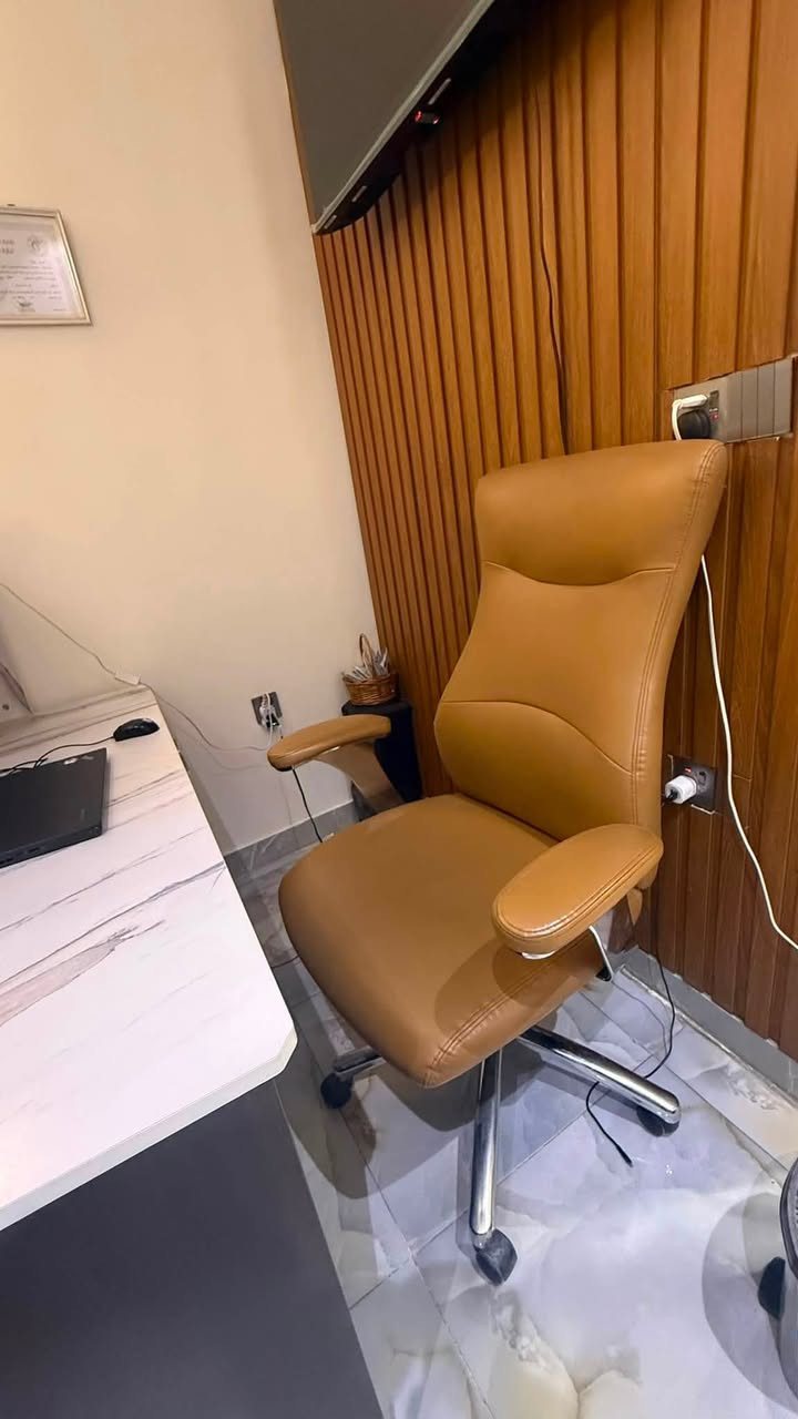 ميز نظيف جداً استعمال قليل خشب تكمة مع الكرسي بسعر 350 الف في بغداد المنصور الداوودي ***********
