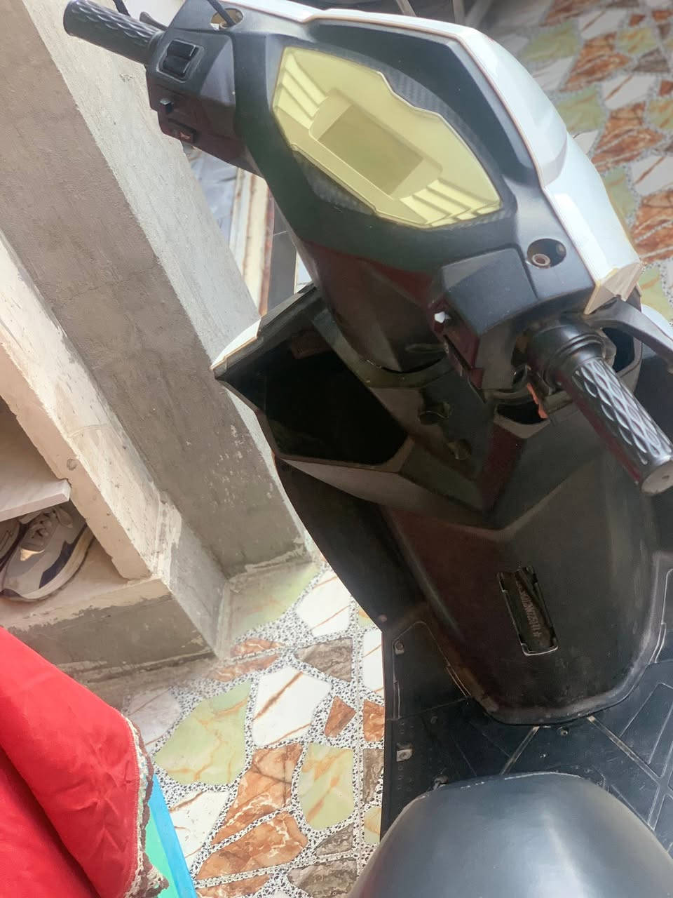سلام عليكم دراجه شحن البيع بطارياتهه جداد وخير من الله السعر 400وبيهه مجال رقمي واتساب ***********
