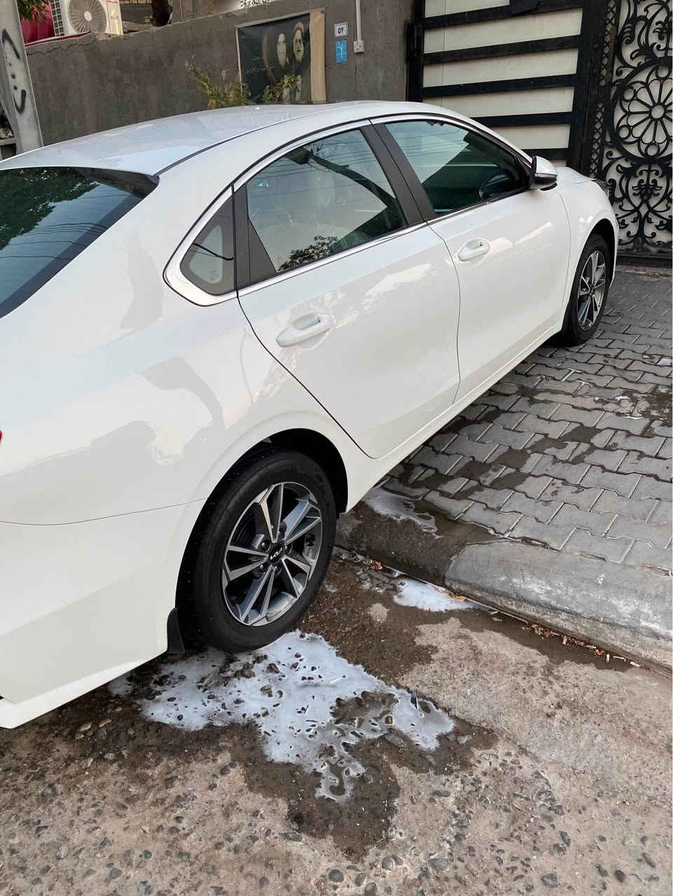 كيا سيراتو خليجي 24 فول مواصفات رقم بغداد بأسمي تحويل ثاني يوم بيها حادث شويه من الباب وجاملغ بدون داخل وايرباك ماشيه 79km  
السعر 152وبي مجال
للاتصال :*********** البصرة, العراق
