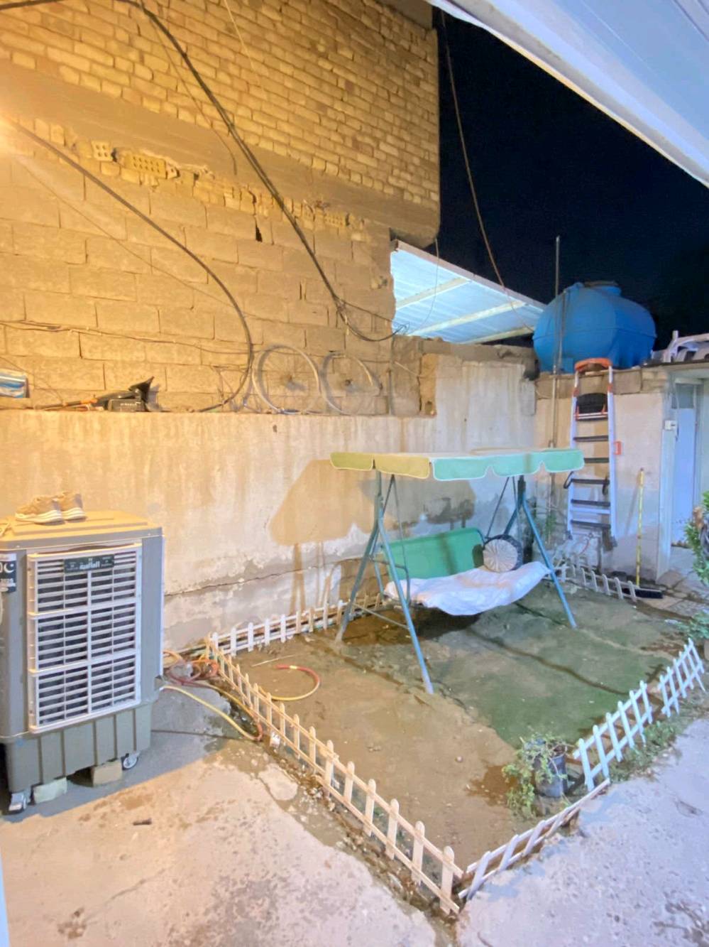 بيت زراعي 117مساحة 140 متر على شارعين المكان بغداد الزعفرانيه منطقه زوراء قرب مجسر جديد(مجسر اسواق مريم) يبعد عن شارع لعام 150 متر بيت بناء بلوك وعگاده بيت جاهز تريد تكعد بي تريد تفلش وتبني مشتملات بيت موقعه حلو على شارعين يعني اذا تفلش تبني بيوت ثنين سعره 65 وبي مجال ***********
