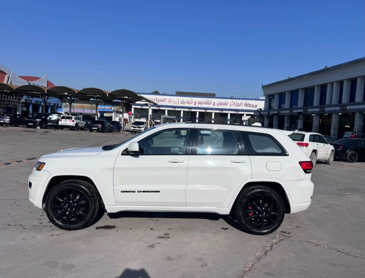 السلام  عليكم ورحمة الله وبركاته

‏‎‏‎       ——— لـلـبـيع  -----

جيب گراند شيروكي - Jeep Grand Cherokee

‏‎‏‎وراد امريكي .     —    

‏‎‏‎الموديل           —  2019

فئة.                 —    لاريدو 

حجم المكينه   —     3600/ V6

‏‎‏‎اللون               —     ابيض     

‏‎‏‎المسافه المقطوعه — 95000 ميل

‏‎‏‎حاله السياره.    —    ( حادث كلش خفيف موضح بالصور )

‏‎‏‎المواصفات 

‏‎‏‎- بصمة تشغيل 

‏‎‏‎- بصمة أبواب 

‏‎‏‎-تشغيل عن بعد 

-رادار خلفي 

‏‎‏‎-كشنات جلد اسود

- شاشه ديجتال 

-اشاره بالمرايه 

-حساس  خلفي 

‏‎‏‎-شاشه كبيره تدعم نظام الأبل كار باي ونظام الاندرويد

-شاشه عداد ديجتال

-فتحت سقف  

‏‎-دبل اكسل 

‏‎-اوتو ستوب

‏‎-وضعيات قياده 

‏‎‏‎-كشنات تدفئة

-ستيرن تدفئة 

‏‎-صندوق كهربائي 

‏‎‏‎-كرسي السايق والراكب بحركة كهربائيه 

‏‎‏‎-تحكم ستيرن جهتين 

‏‎‏‎-تحديد سرعه 

‏‎‏‎-مانع انزلاق 

‏‎‏‎-ليد نهاري

‏‎‏‎-كامره خلفيه دواره 

‏‎‏‎باقي المواصفات المعروفه 

‏‎‏‎السعر            — 235 ورقة وبيه مجال 

‏‎‏‎رقم السياره    — بغداد 
‏‎‏‎موقع  السياره — بصرة

‏‎‏‎للأستفسار.     — *********** واتس اب

نص مكتوب في الصور:
- 2020 - IAA 000-27138146 - 02/07/2020 - IAA 000-27138146 - 02/07/2020 - IAA 000-27138146 - 02/07/2020 - IAA 000-27138146 - 02/07/2020 - IAA 000-27138146 - 02/07/2020 - IAA 000-27138146 - 02/07/2020 - 000-27138146
