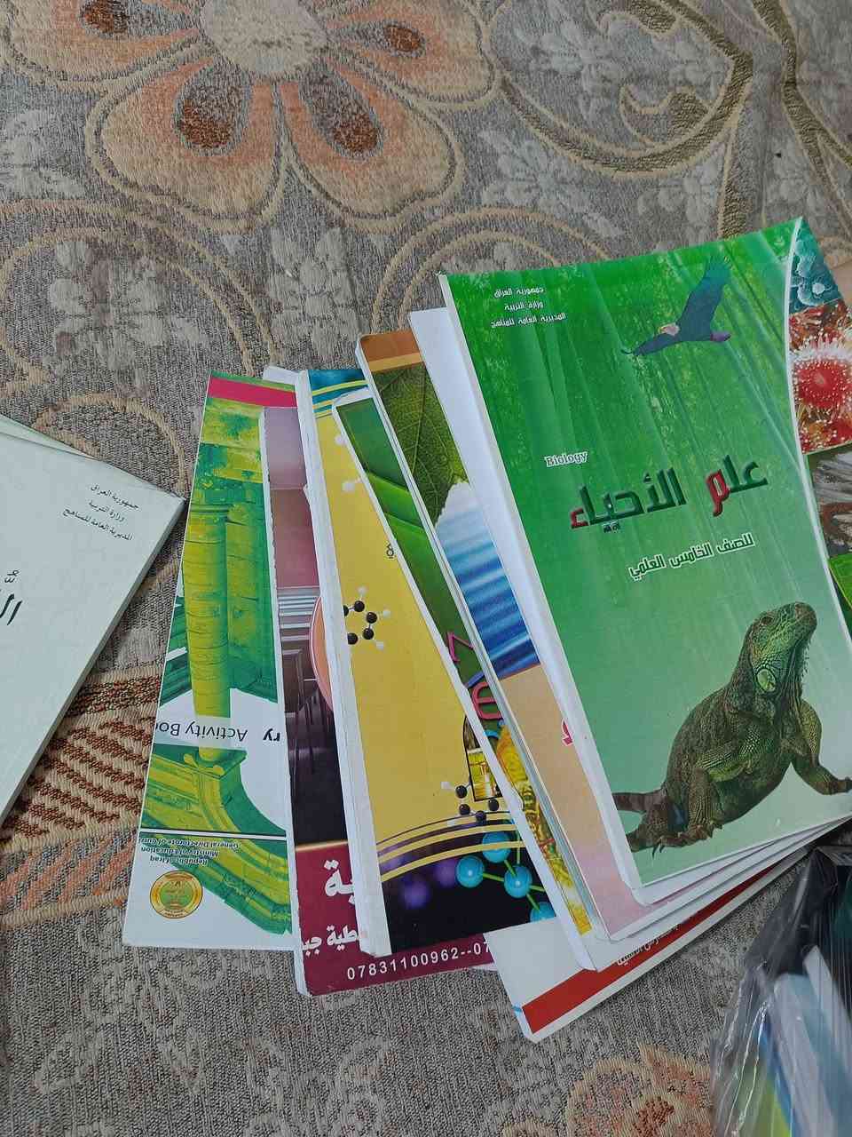 كتب خامس علمي جدد ما مستعملات ب٢٥ نهايتهم ب٢٠

نص مكتوب في الصور:
- ***********