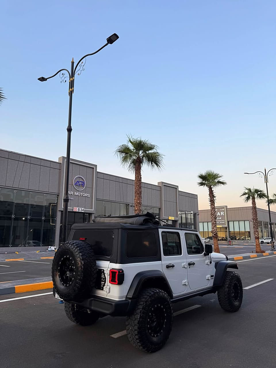 {Jeep Wrangler 2022}
🇺🇸~~~~~~~~~~~~~~215$~~~~~~~~~~~~~~🇺🇸
            ( وارد امريكى بدون صبغ و بدون تعديل )
               (سياره گير عادى 4*4 كامل تزويد )
موديل : 2022
مكينه : V6 سلند 3.6ليتر بنزين 
ماشيه : 35الف مايل حقيقى 
لون : ابيض
رقم شاصى : 1C4HJXDG9NW124191
رقم : اربيل سنوى جديد حتى 2030 تحويل مباشر 
مواصفات: فول عادى بس بصمة و كاميرا و دبل اكسل
مكينه و گير و كهربائي كل شرط 

مكان سياره / اربيل شارع ٦٠ 
رقم موبيل / ***********
                   ***********
              (سيارة جاهزه الحمدلله بدون اى نقص)
~~~~~~~~~~~~~~~~~215$~~~~~~~~~~~~~~~~ أربيل, العراق
