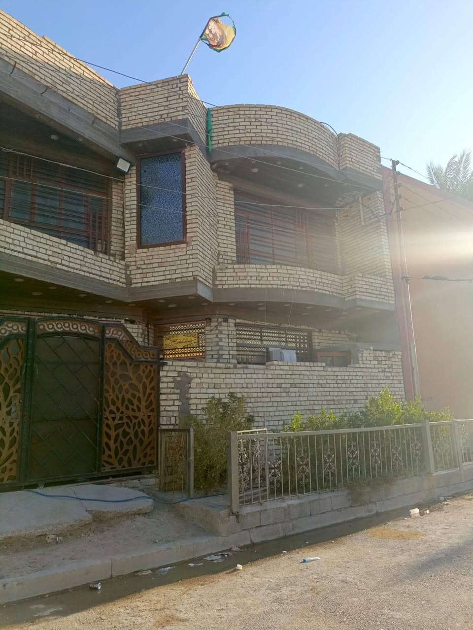 بغداد /المحموديه/حي الشهداء
البيت طابقين الواجهه 10 متر والنزال14 تقريبا 

مدخلين صاله كبيره ومطبخ وبعده حولي (هول)

وغرفه نوم ومنور وحمام داخلي مشترك وحمام خارجي مشترك

كامل

الطابق الثاني بي  ثلاث غرف نوم وحمام وحولي بس مكامل بي نقص كاشي وبياض وابواب داخليه 

والطابق الثالث سطح

بي منظومه ماء (ماطور صاعد وماطور نازل وثلاث خزانات ماء)

وبي كهرباء وطنيه ثلاث ٣ فيز ومولد وخدمات كامله بالمنطه 

السعر 140  يرهم اقصاط بمقدمه 90 والباقي اقصاط

للتواصل اتصال على الرقم (***********) بي واتساب

***********
