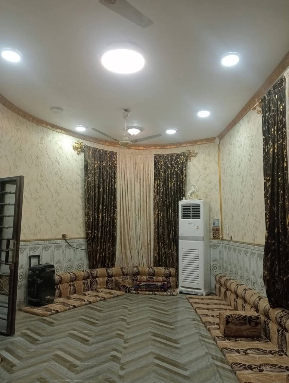 بيت وبستان للبيع المساحه 1250  البنيان 400 
 طابوك اصفر كونكريت مسلح باثاث ينباع وياه سبالت 4 احسن نوعيه بالسوق +كاونتر اماعين تفصال 3 مليون+التخم قنفات 1+تانكيات ماء 2+سخانات 2+مغاسل 4+ماطور ماء 1+منظومه ماء شرب1+ البستان بي اكثر من 50 نخله شويثي وشكر محملات  العنوان الناصريه شارع الطاقه طريق مشايه ابا عبد الله الحسين اقرب الاسعاف الفوري يم مجمع قريه اهل الخير 60 متر عن الشارع الرئيسي  ملاحظه لا تواعدني وما تجي وانا على باب الله وباقي التفاصيل على اتصال*********** 👉اتصال
 ***********👉 واتساب
