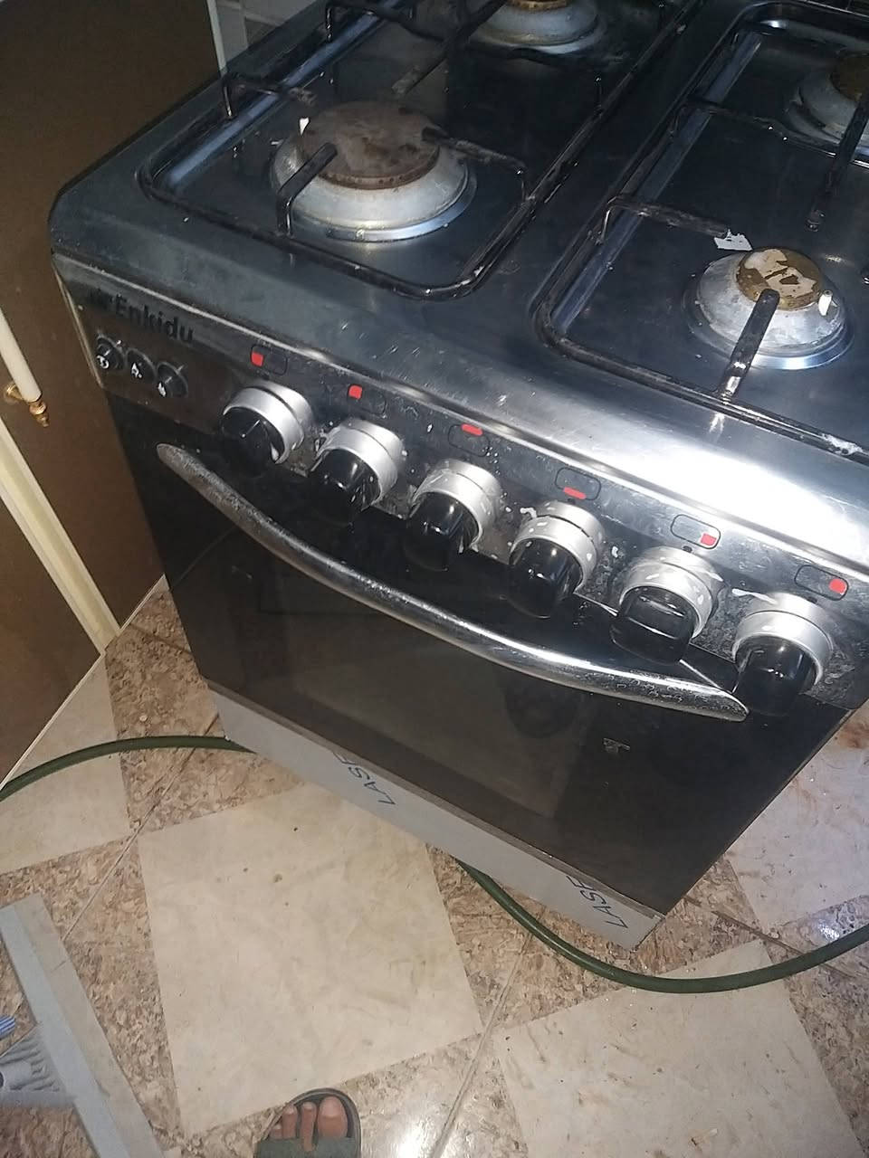 طباخ للبيع ونضيف وكله شغال رقمي للتواصل ***********
