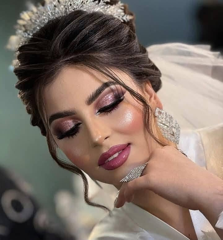 ️✨ عروستنا الحلوة… عرضج المميز وصل! ✨👰🏻‍♀️

💄 مكياج عروس + تسريحة عروس 💇🏻‍♀️
بس بـ 125 ألف دينار 😍🔥

وللمدعوات الحلوات:

💄 مكياج + تسريحة 💇🏻‍♀️
بس بـ 50 ألف دينار للشخص الواحد ✨

ويا خبيرة المكياج السورية مايا 🤍
راح تحصلين على إطلالة ناعمة ومرتبة، تناسب ملامحج وفستانج وتخليج تلمعين بليلة عمرج ✨

🎀 العرض لفترة محدودة والعدد محدود
لا تأجلين حجزج، لأن المواعيد تنحجز بسرعة! 🔥

📍 بغداد – الدورة – حي الصحة
💒 مجمع ميس للأعراس | استديو ميس

📩 للحجز والاستفسار راسلونا خاص هسه
وخلي إطلالتج بليلة عمرج تحچي عنج 🤍👰🏻‍♀
