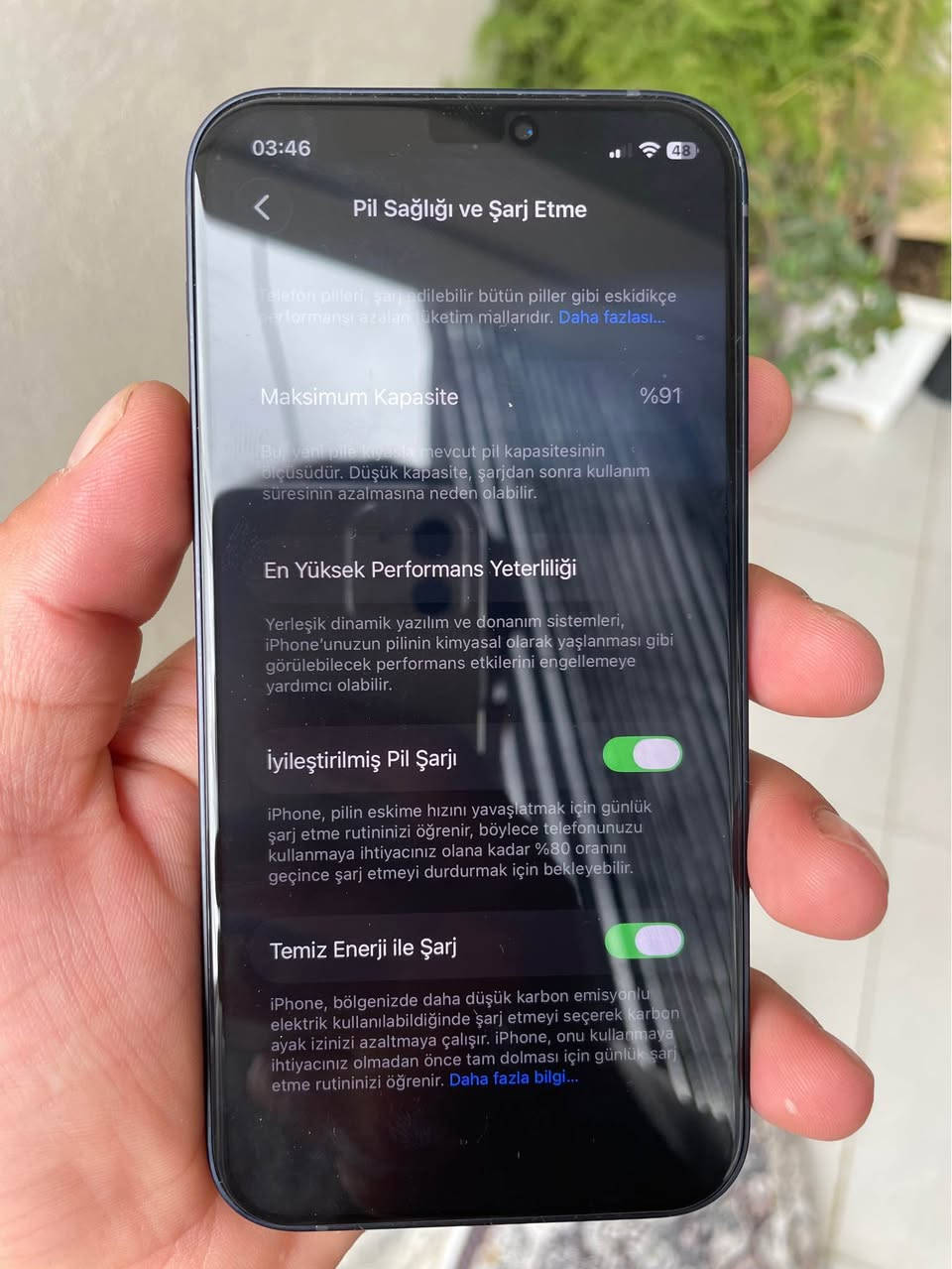 İphone 12 64gb 1sim battary 91 nakrawa ba zaman be ayb bashart %97 xawena ba zaman 370 Hazar maqamal أربيل, العراق

نص مكتوب في الصور:
- 03:46 48 Pil Sağlığı ve Şarj Etme Telefon pilleri, şarj edilebilir bütün piller gibi eskidikçe performansı azalan tüketim mallarıdır. Daha fazlası... Maksimum Kapasite %91 Bu, yeni pile kıyasla mevcut pil kapasitesinin ölçüsüdür. Düşük kapasite, şarjdan sonra kullanım süresinin azalmasına neden olabilir. En Yüksek Performans Yeterliliği Yerleşik dinamik yazılım ve donanım sistemleri, iPhone'unuzun pilinin kimyasal olarak yaşlanması gibi görülebilecek performans etkilerini engellemeye yardımcı olabilir. İyileştirilmiş Pil Şarjı iPhone, pilin eskime hızını yavaşlatmak için günlük şarj etme rutininizi öğrenir, böylece telefonunuzu kullanmaya ihtiyacınız olana kadar %80 oranını geçince şarj etmeyi durdurmak için bekleyebilir. Temiz Enerji ile Şarj iPhone, bölgenizde daha düşük karbon emisyonlu elektrik kullanılabildiğinde şarj etmeyi seçerek karbon ayak izinizi azaltmaya çalışır. iPhone, onu kullanmaya ihtiyacınız olmadan önce tam dolması için günlük şarj etme rutininizi öğrenir. Daha fazla bilgi...