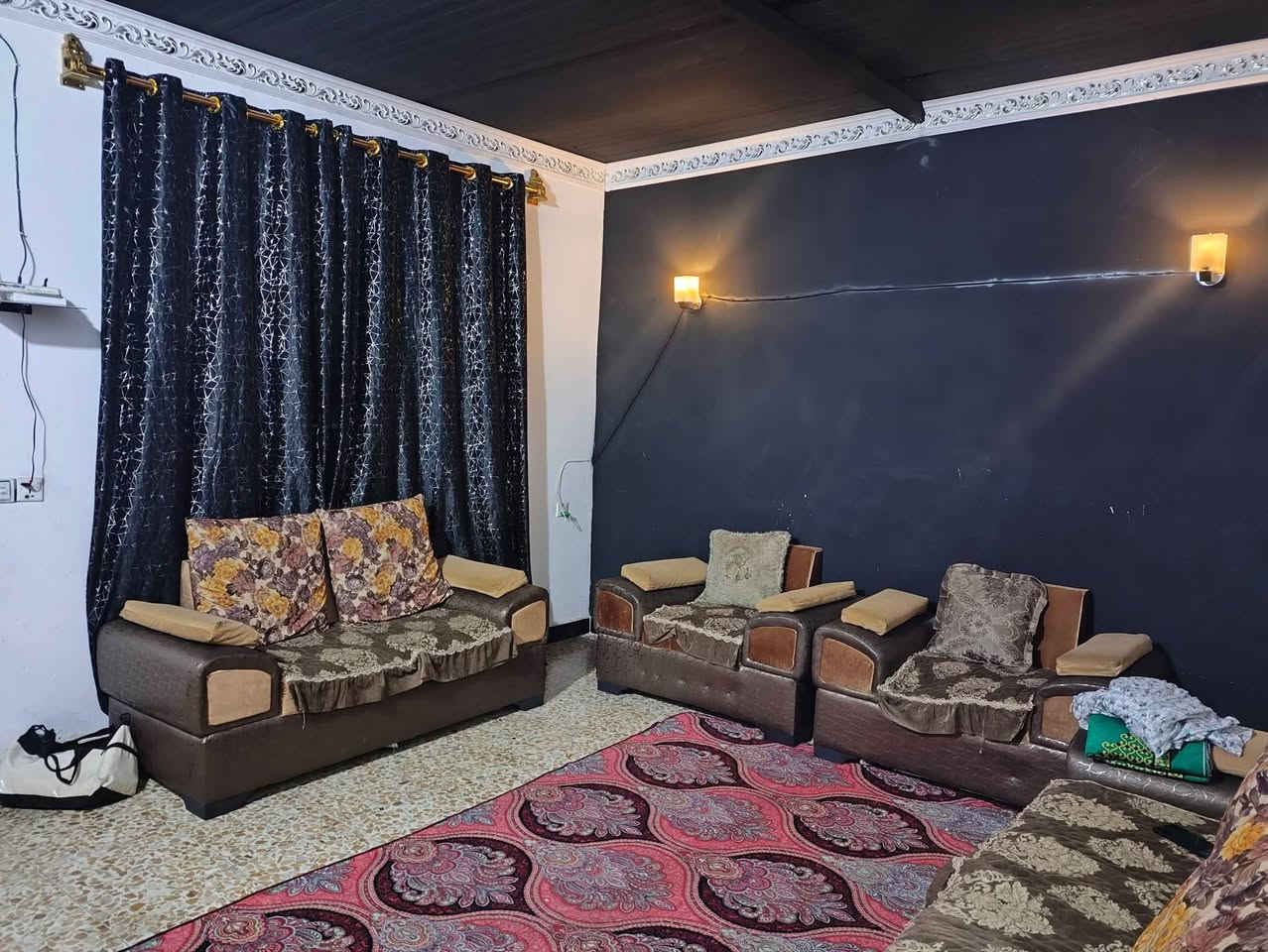 سلام عليكم بيت للبيع تجاوز 100 متر البيت كاشي ولصحيات سيراميك بيت مرتب وعالي عن الشارع الزعفرانيه يم شركه الزوراء السعر 17 وبي مجال ***********
