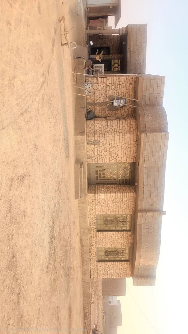 بيت للبيع في منطقة زنكوره بالقرب من محطة ستار جياد يتكون من ثلاث غرف استقبال صاله مطبخ صحيات خارجيه مساحة البناء 280  مساحة الارض 1250 متر ملاحظه البيت مع الارض واقع حال يتعهد البائع كافة التبعات العشائريه السعر المطلوب 90 مليون للاستفسار ***********
