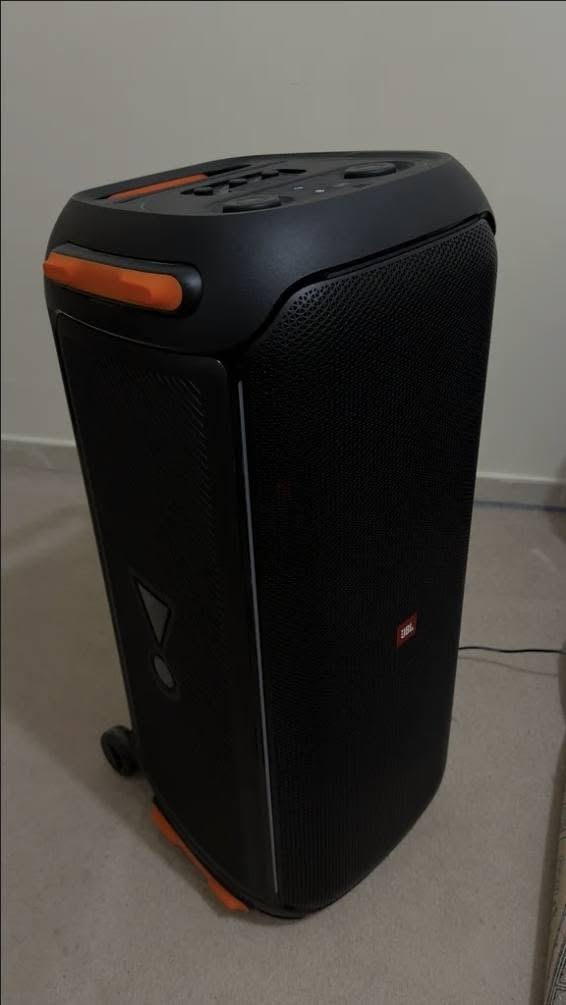 مرحبا.    Partybox 710 jBl
800 واط سماعة غنيه عن التعريف نضيفه جدااا كهرباء فقط 
السعر ٧٥٠ الف  بغداد الغزالية او الشعلة  للتواصل واتس ***********

نص مكتوب في الصور:
- سبيكر مسرحي عملاق من جي بي ال
- JBL PartyBox 710
- AC Power Cord
- Party speaker
- 800W