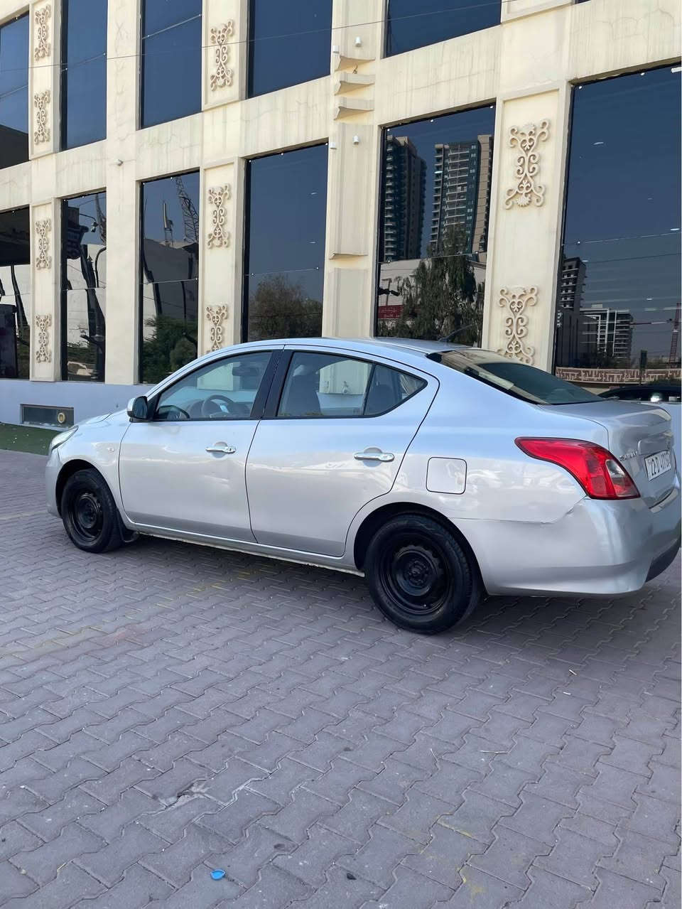 نیسان سەنی مۆدیل ٢٠١٥یەدەنیکل
سەیارەکە روبحەک بۆنیتی سبوغە 
وێنەی شوینی سبوغەکەم داناوە
پێشی کەپسە بەشەرت پشتی ئەزیەتەکی خەفیفی هەیە 
گێرو مەکینەو تەبریتی بەشەرت
سەنەوی نوێیە تاکو ٢٠٢٧تە بەناوی خۆمە
سعری ٨٢وەرەقەو مەجالەکی برایانە
ژ.م ***********(وتساب فایبەر)
شوێن هەولێر أربيل, العراق
