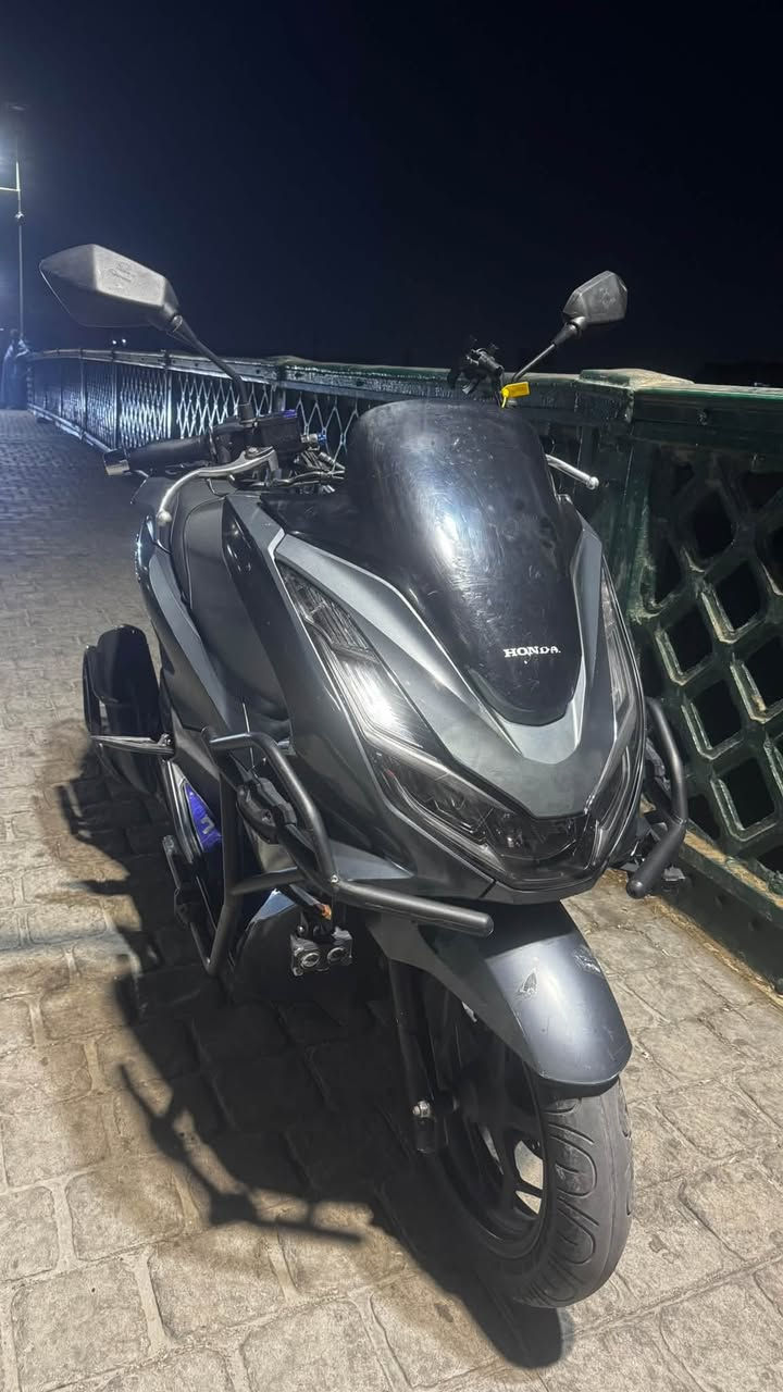 السلام عليكم شباب
Pcx2022 بصمة كوري  

بحالة الوكالة شرط 

جيب 10 فيتريه وتعال افحص كلبي . 

لون فيلي مميز 

حجم المحرك 150cc

درع حماية للبجم امامي SS ودرع صالنصه 

بلوجكترات 

دواسات 

تزويد شغلات بسيطه موضحه بالصور براغي وكذا بالون الازرك .

بيها جادر حماية 

ستان موبايل اصلي 

تايرات مشلن بلاديات خلفي + امامي 

ستان حساس 

حساس ازدحام 

حساس اعطال T

نضام Abs

شاحنه تايبسي .

الدراجة كفالة عامه من كلشي 

سيبايه خلفيه 

تخابرني لتكلي شبيه مابيه تجي بعينك تشوف 

كفالة ع وضع معرض تجي وتشوف بنفسك 

بصمة عدد 1

اي ستفسار متواجد خاص او واتساب 

رقمي : *********** رصيد

*********** واتساببببب 

السعر 16 ورقه وبيهه مجال بسيط كلش …
