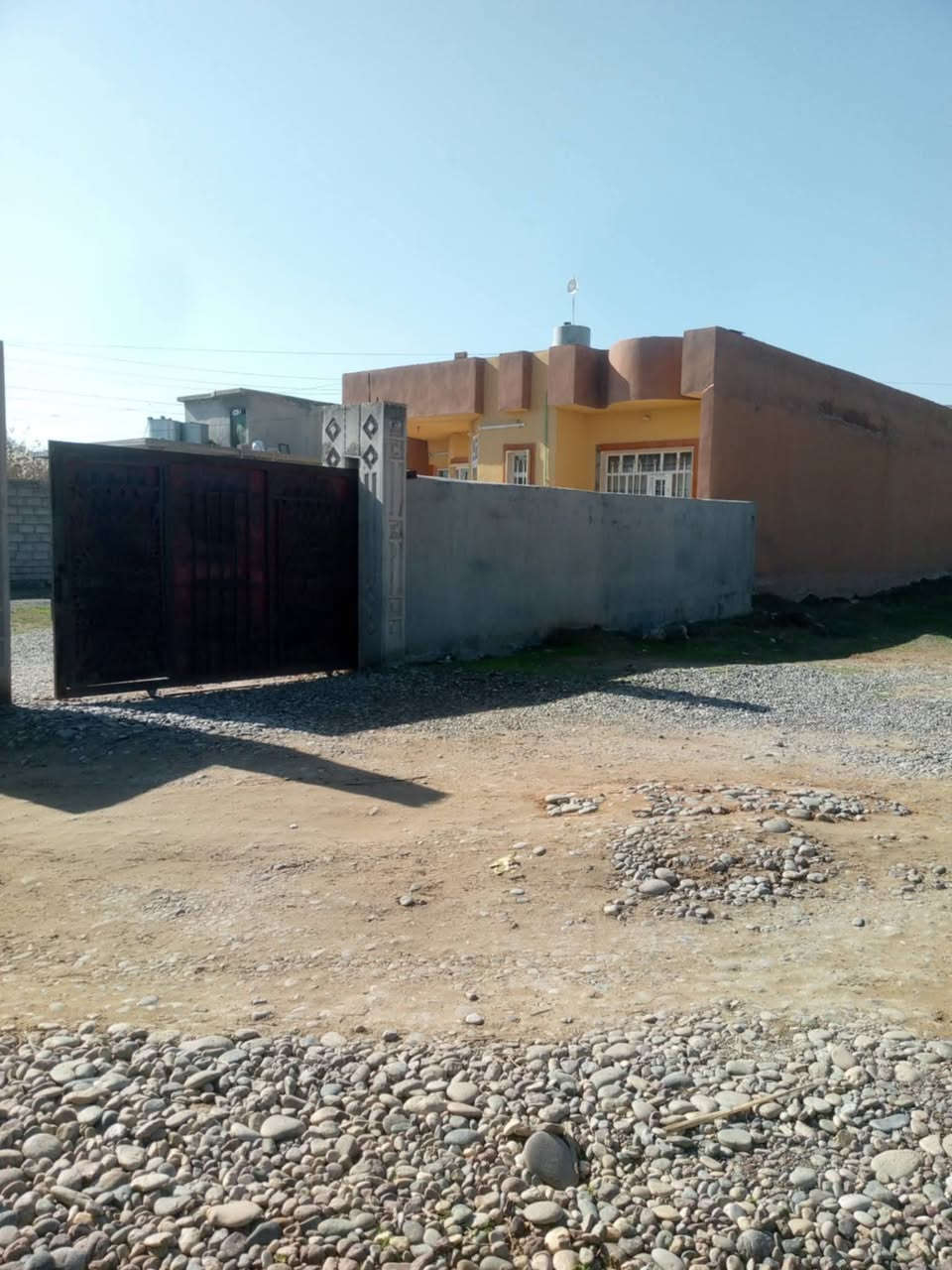 السلام عليكم يوجد بيت للبيع في الشرقاط قرية بعاجة حارة الحيدر جيراني ذهب صافي و ناس محترمين والله
بنائوا حديث وعالي مرتفع عن الأرض المساحة الكلية (600)زراعي كلوا سقوف ثانويه و سيراميك و بوب بلاستيك محتويات الدار ٢ غرف نوم مجمع صحيات أجلكم الله موزع مطبخ هول ربعه خارج الدار حديقة كراج للسيارة
و مخزن و صحيات و سياج كامل للدار 
خطين مي فيض بدون موطور يصعد وخط مولد و وطني مسحوب كامل والسعر نقداً فقط البيع اني و القسط و الدين مو أصدقاء (46) مليون وبيه مجال للشراي ويرهم مراوس حسب القناعة
بيت التل العالي او حي الجمعية بعاجة من جهة الفوج العاشر 
*********** اتصال
*********** وتساب
موقع البيت مخدوم و مميز قريب على مدرسة و مسجد والشارع العام 
تحياتي واحترامي للجميع
