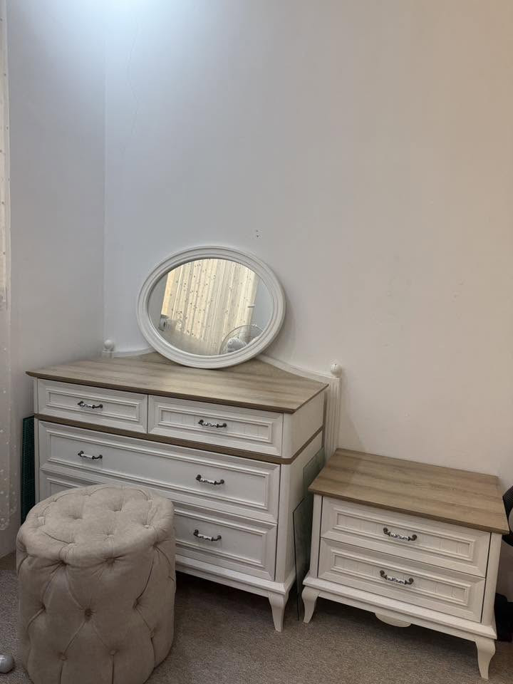تاقمی نوستنی گەنجانە چوار پارچە دۆشەکی خۆی لەگەڵە و کورسی مێزتەوالێتیشی لەگەڵە بۆ فرۆشتن زۆر پاک و جوان ماوەتەوە تورکیە لە دیکۆر هۆم کڕاوە ***********
