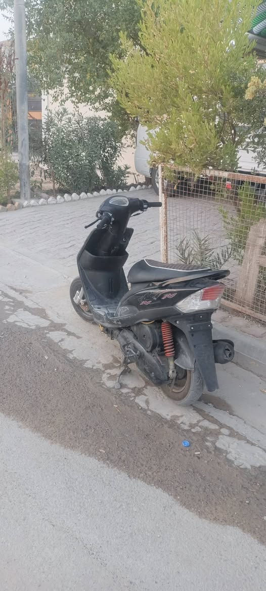دراجة ماكس عدلة
مكينة بلاديه ما مفتوحة صالي شهر من شديتها حاوية
كهربائيات شغاله كاملة دراجه مابيها اي نقص 
صالنصه بلاديه 
تواير جدد 
لايت امامي وخلفي
دبلات جدد 
غراضها كله جديد 
ما ناقصها شي شغل واطلع
السعر خاص 
وهذا رقمي 
***********
تجي تفحص وتروح
