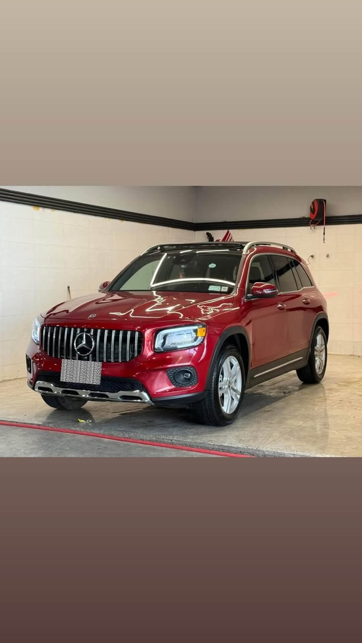 ✨ للبيع: مرسيدس GLB 250 (4MATIC) موديل 2022 ✨
⚜️ دفع رباعي - فخامة - تقنية متكاملة ⚜️

•رقم شمالي سليمانيه شرط التحويل 
• المحرك: 2.0L تيربو
• العداد: [53] كم
• عزل صوتي ممتاز وراحة فائقة أثناء القيادة

🔹 أنظمة القيادة المتاحة (DYNAMIC SELECT - 5 أنظمة):
• 🟢 Eco: وضع اقتصادي موفر للوقود.
• 🔵 Comfort: وضع قيادة مريح وسلس.
• 🔴 Sport: أداء رياضي واستجابة أسرع.
• ⚙️ Individual: ضبط مخصص للمحرك والمقود بحسب رغبتك.
• ⛰️ Off-Road: نظام القيادة للطرق الوعرة والتضاريس (خاص بفئة 4MATIC).

• دخول ذكي (بصمة على الأبواب الأربعة)
•صندوك كهرباء 
• فتحة سقف بانوراما
• رادار أمامي + نظام توقف ذاتي عند الطوارئ
• نظام تحديد المسار + مثبت سرعة (كروز كنترول)
• رادار جانبي (نظام النقاط العمياء على المرايا)
•لايت عدسه ابيض ثلجي (زينون) + كشافات 
• ويل كاب قياس 18 
• تدفئة المقاعد الأمامية (تدفئة كشنات)
• تدفئة القيادة (تدفئة ستيرن)
• شاشة كبيرة متصلة تدعم المساعد الصوتي الذكي MBUX
• شاشة أعطال وعرض كافة تفاصيل ومعلومات السيارة
• ثيمات وتصاميم للشاشة تتغير بحسب نظام القيادة المختار
• ماوس (Touchpad) للتحكم بالشاشة
• عجلة قيادة متعددة الاستخدامات (فول تحكم ستيرن)
• كاميرا خلفية دوارة
• مرايا جانبية كهربائية (مري شفط)
• سايد بريك إلكتروني (دكمه)
• إطارات رن فلات (Run-Flat) جديدة مضادة للبنجر
• بطارية جديدة نوع AGM

📍 الموقع: بغداد زيونه 
📞/ الاستفسار: [*********** / ***********]
