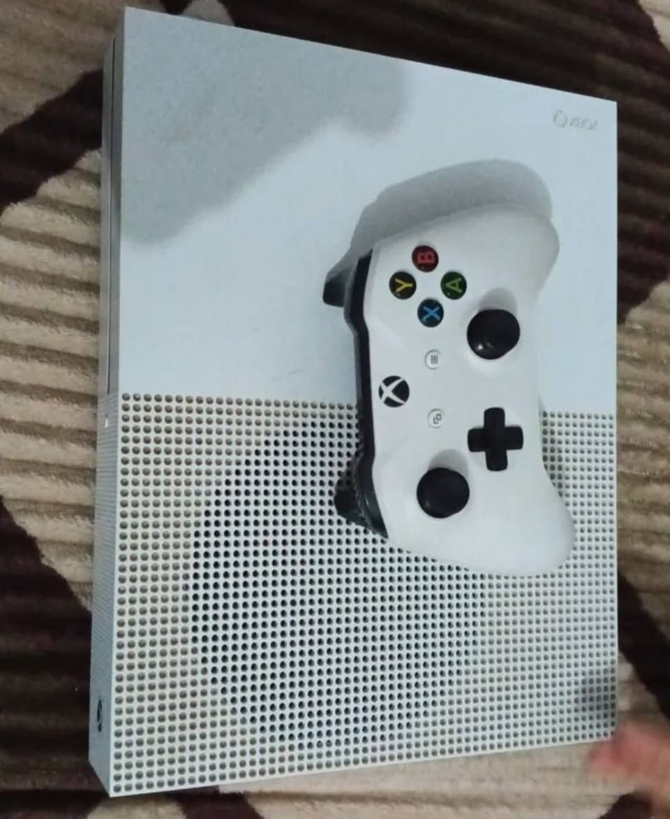 جهاز xbox one s كلش نضيف بعده بكارتونته مستعمل قليل جدا ويا جوستك الاصلي وكامل ملحقات رايده ب١٥٠  قفل والله ماتلكه نضافه بهيج سعر  مكاني ديوانيه 
***********
