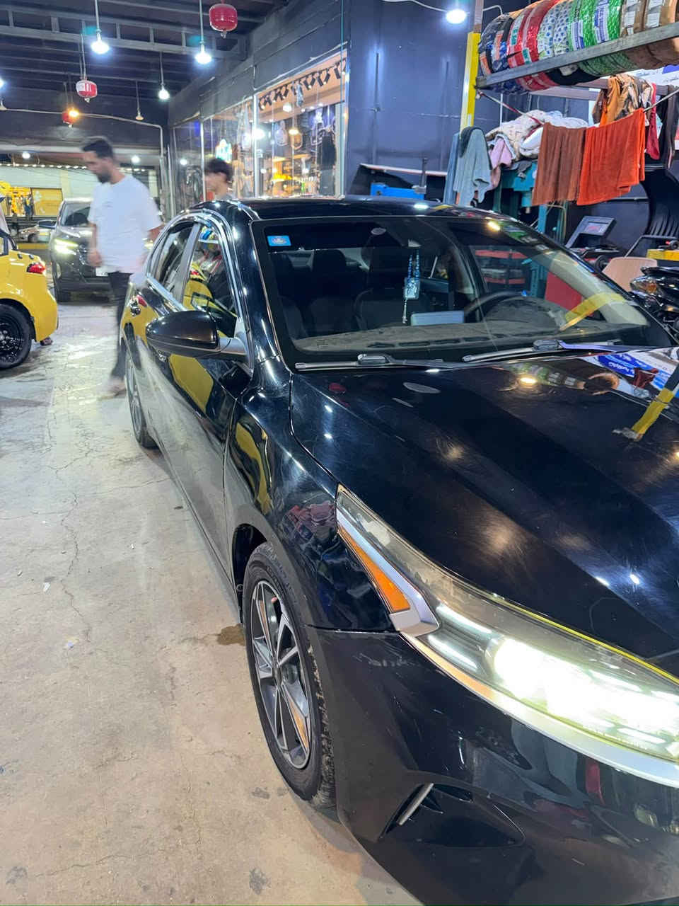 السلام عليكم
كيا فورتي موديل 2023 فئة LX
ممشى السيارة 91,500 كيلو متر 57,000 مايل
السعر 130 ورقة مجال بسيط

السيارة حادثها من امريكا بنيد وجاملغ جهة السايق وجهة الراكب 
الحادث موضح بالصور بنيد مبدل ومصبوغ نفس الون وجاملغ السايق مصلح نفسه ومصبوغ وجهة الراكب فقط بارد بدون صبغ وبيها رصعة خفيفة بالباب الي خلف السايق ورصعة بالصندوك
السيارة مكفولة من كل شي عدى المذكور

مواصفات السيارة
ليد زنون 
كار بلاي + اندرويد اوتو ( واير ليس )
كامرة خلفية 
رادار امامي 
ويل كب
حساس اطارات
حساس الخروج عن المسار
مثبت سرعة 
شاشة عدادات دجتل
مرايات كهربائية 
كير cvt 8 سرعات 
محرك 2,000 دوش
كير ومحرك مكفول بحالة الوكالة

للتواصل (***********)
