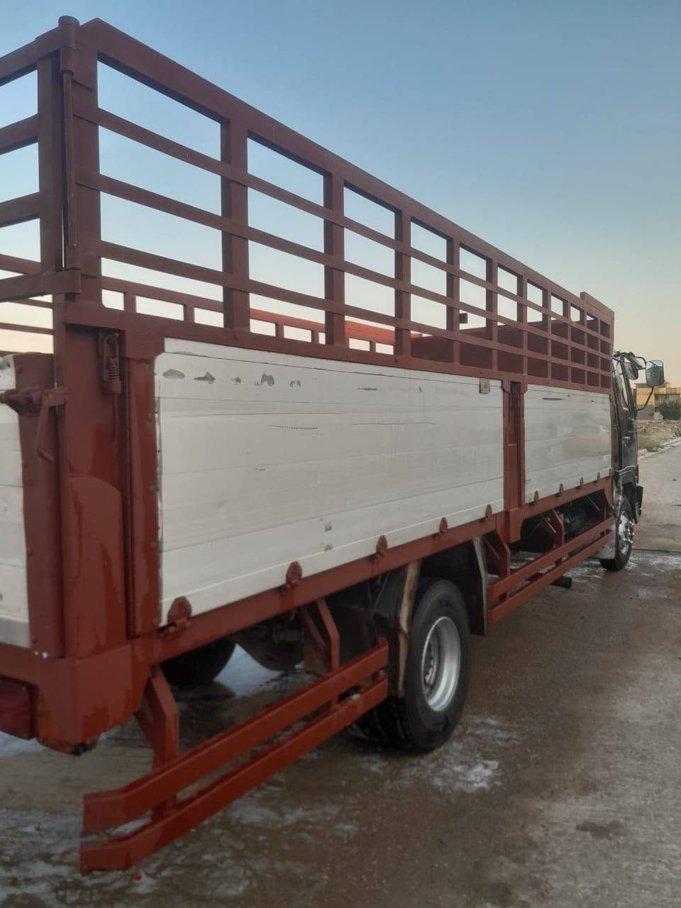 السلام عليكم 
للبيع هينو طيره موديل 2000 اصل مكينه 80 خطين بلاد  طول سته اله عشره مطوله سته وربع سياره مكفوله وبيه تخم تاير وتخم ويلات جدد سياره جاهزه خير من الله رقم كربلاء انكليزي سنويه لل2030 بسمي مداور ثاني يوم مكان السياره الكوت مركز المدينه..***********.. مكلف بالنشر
