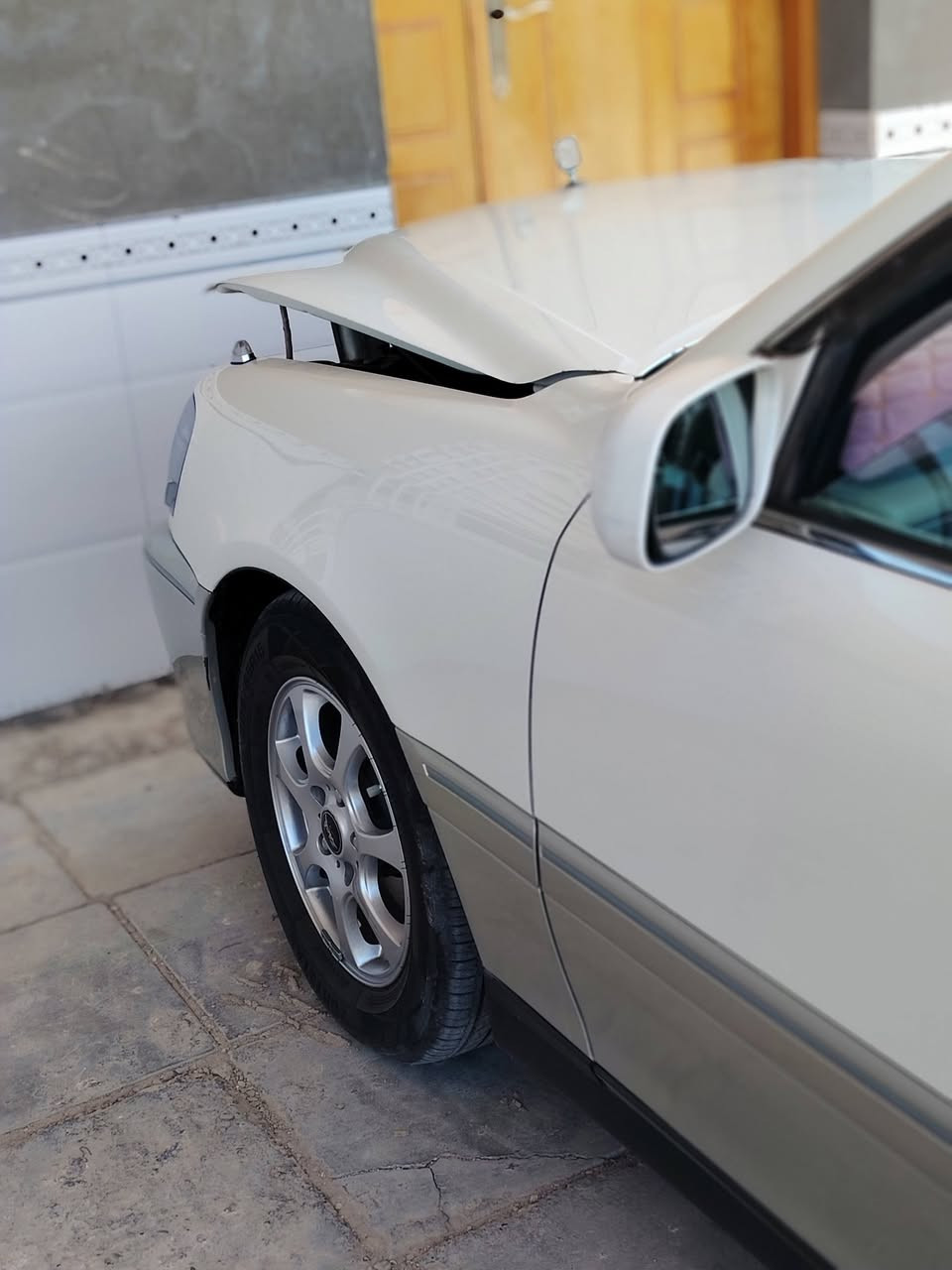 سلام عليكم ورحمة الله وبركاتة  
سياره نوع تيوتا ملكه 
الموديل ٢٠٠٢
الون ابيض لؤلؤي محجل 
حداديه تبريد فول 
مكينه كير كارتون نوع المحرك فيفيتي فيشه او بطل رياضي 
اربع كشنات كهربائيه 
لايت دوار 
جاهزه السياره ماناقصه شي نضيفه انضف من الصوره 
مال جناي 
العنوان ناصريه سوق الشيوخ 
رقم الهاتف ***********
