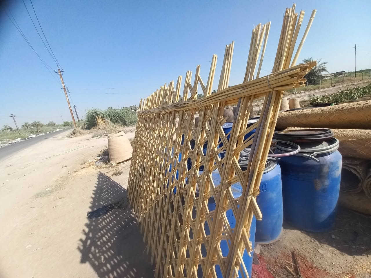 تنور طين وباريات قصب وحصران
السلام عليكم ابيع باريات وقصب وتنور طين 
مكاني بعرب جبور يم بانزيخانه بيت شبيب 
***********
***********
