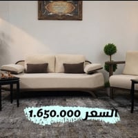نقدم لكم طقم كنب بتصميم عصري يجمع بين جمال الخشب الطبيعي المتين ولمسات...