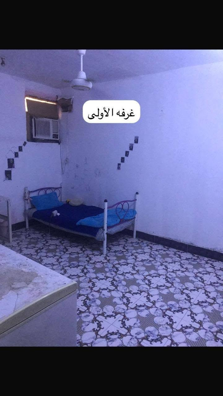 بيت للبيع بسكك وره اسواق البصره بزراعي قرار محكمه مساحته ١٥٠ متر بي غرفتين وبراني وهول ومطبخ وصحيات البيت جاهز تجي وتكعد كل الخدمات متوفره شارع مقرنص ماء كهرباء سعر البيت ب٢٩ وبي مجال الاستفسار أكثر الأتصال على رقم صاحب البيت ***********
