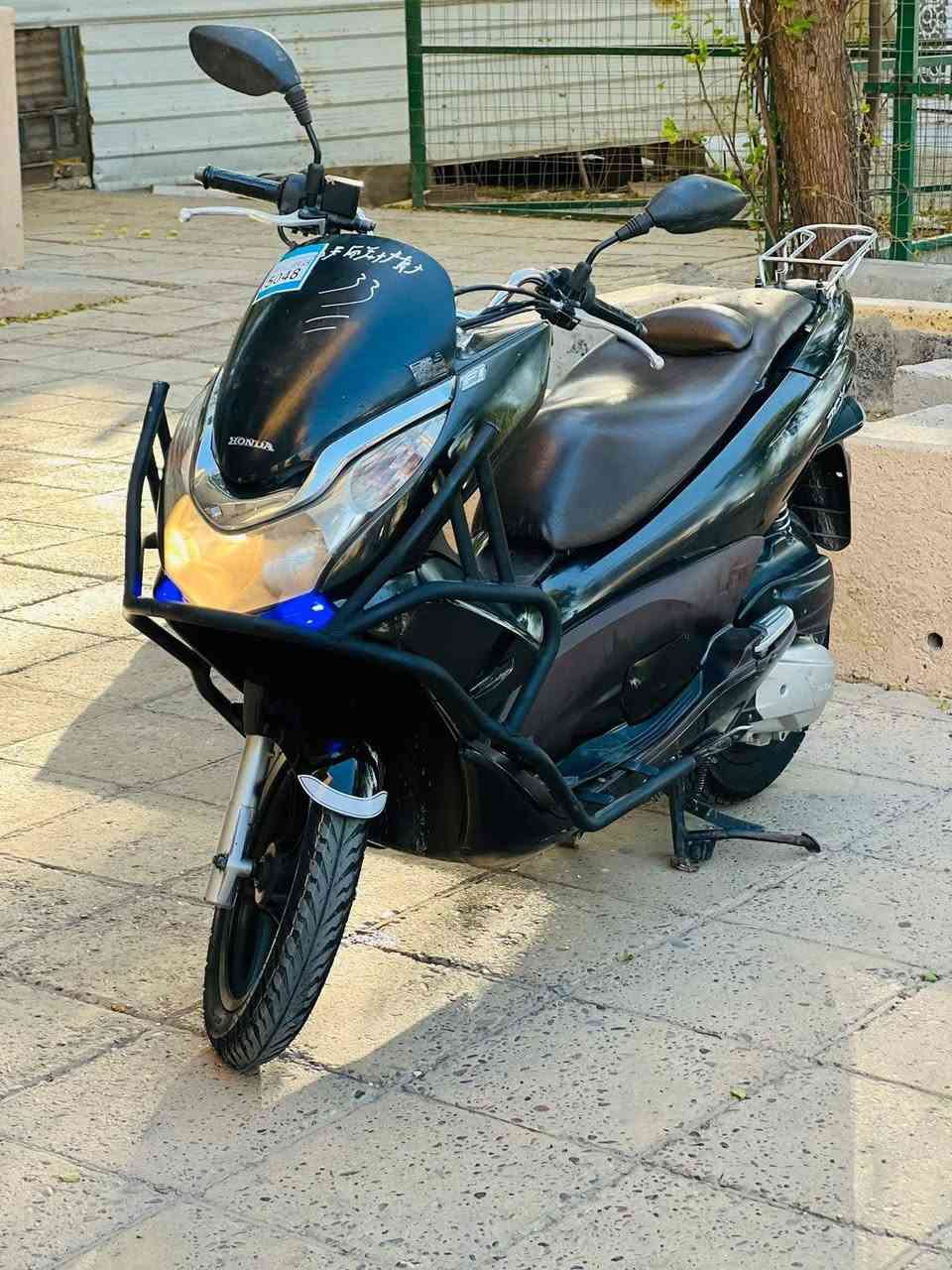 السلام عليكم للبيع دراجه pcxجيل الاول ماشيه19الف  دراجة  ماخذها رمبه الدراجه وأعلى ايدي حجم مكينه 150ياباني الاصلي دراجه جديده مال جناي وعلئ ايدي  
ياباني الاصلي دراجه كامله أستان كهربائي حساس ازدحام سويجات دراجه جديده الدراجه  احلا من الصور مال جناي المكان بغداد دراجة مكفوله اي نقص مابيه السعر1200
وبيها مجال بسيط  
اي استفسار ***********

