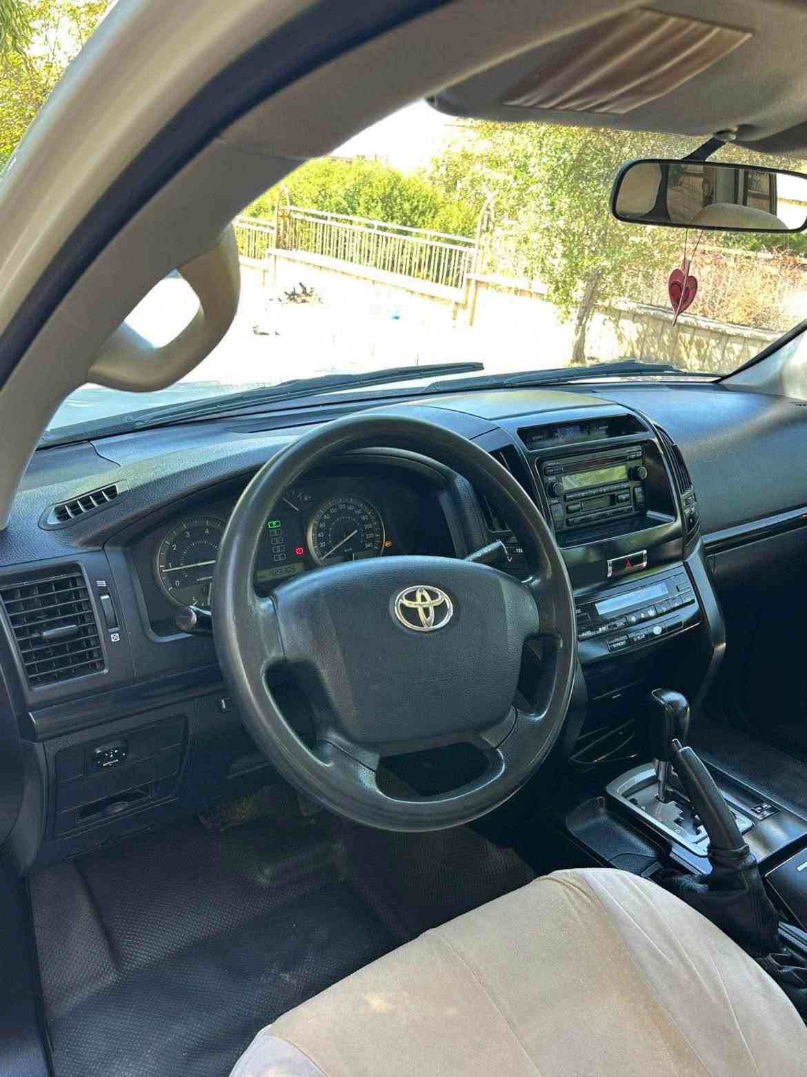 Toyota Land Cruiser 2009 G9 245$ 
وەنەوشەی ٢٠٠٩ ی مواسەفات G سپی سەدەفی 
بەسمە و گێڕ ئۆتۆماتیک و هۆک و سەلاجەیە حاسەیە تەبرید مەرکەزی 
نرخ: ٢٤٥$ معامەلەیەکی کەم تەنها فرۆشتن گۆڕینەوە ناکەم 
٤ تایەی لۆکی لەژێرە 
ڕەسمی سۆنەری دانراوە 
گێڕ و مەکینەی بێ عەیبە 
سەنەوی و ژینگەی تازەیە تا ٢٠٣١ بەناوی خۆمانەوەیە 
سلێمانی - ناوشار
ژمارەی خاوەنی *********** السليمانية, العراق
