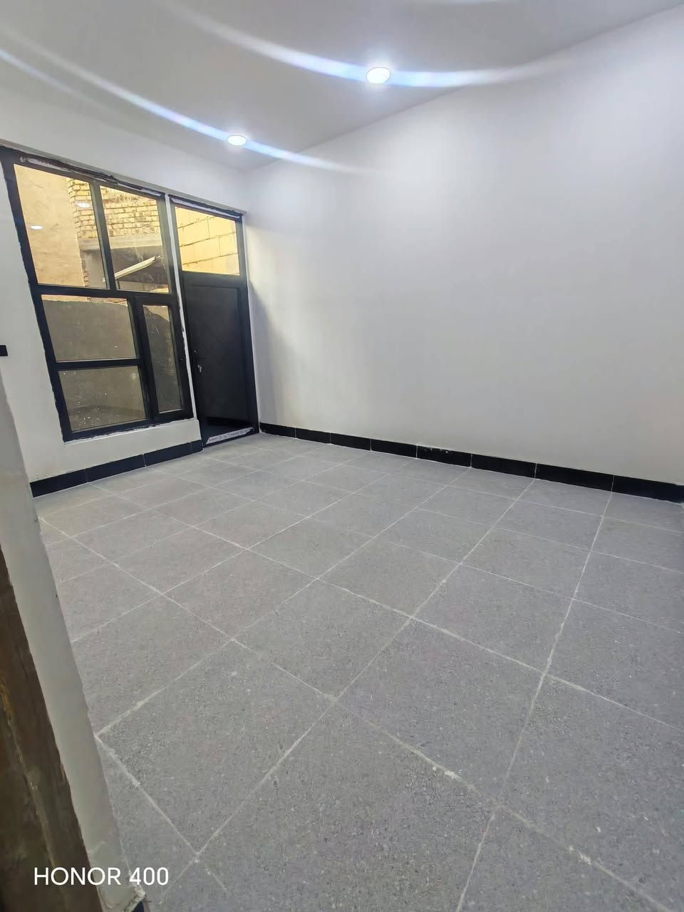 🏠 بيت للإيجار – التقية الثالثة

✨ بيت جديد 

يتكون من:
▪️ غرفتي نوم
▪️ صالة واستقبال
▪️ مطبخ
▪️ حمام داخلي
▪️ حمام خارجي
▪️ كراج

💰 الإيجار: 400 ألف دينار شهرياً
📌 الدفع مقدماً: شهرين أو ثلاثة أشهر

🏢 مكتب الرواسخ للعقار والمقاولات العامة

العروبة مقابل مطعم جود 
📞 ***********

نص مكتوب في الصور:
- HONOR 400